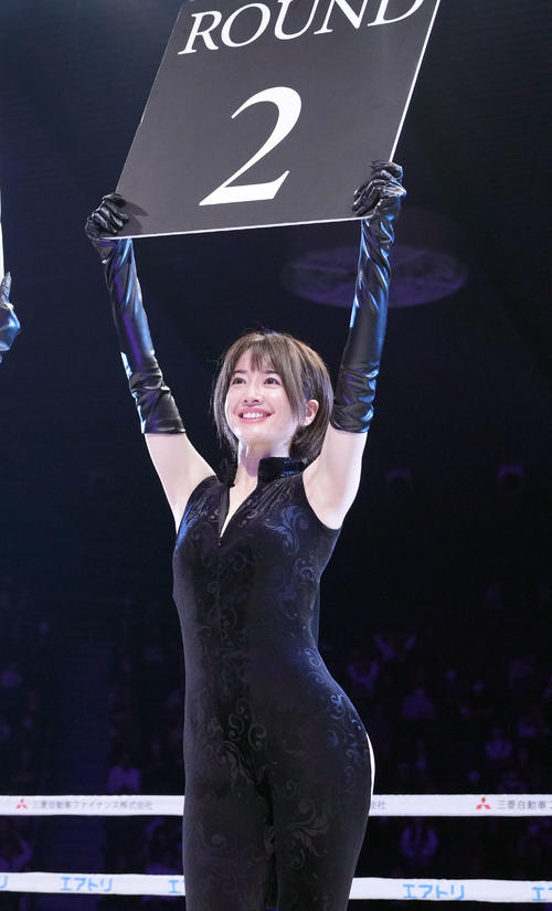 ラウンドガールを務める奈緒(撮影・狩俣裕三)