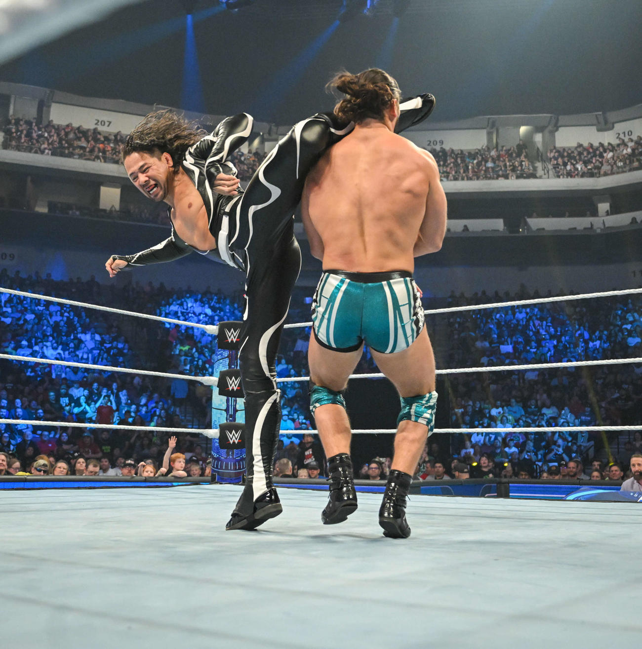 マッドキャップ・モス（右）にキンシャサを蹴りこむ中邑真輔（C）2023 WWE, Inc. All Rights Reserved.