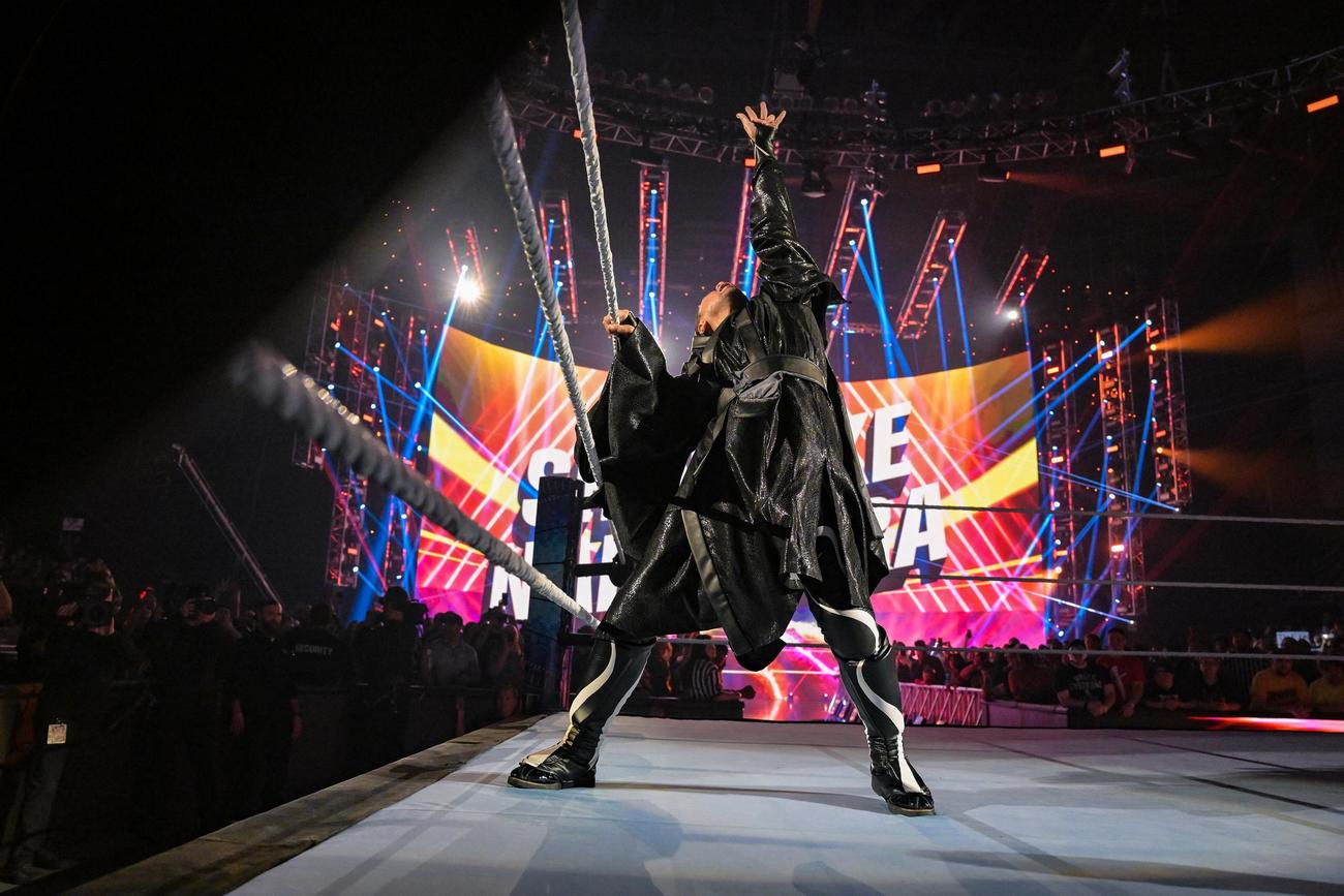 ブラックを基調としたガウン＆コスチュームで入場した中邑真輔（C）2023 WWE, Inc. All Rights Reserved.