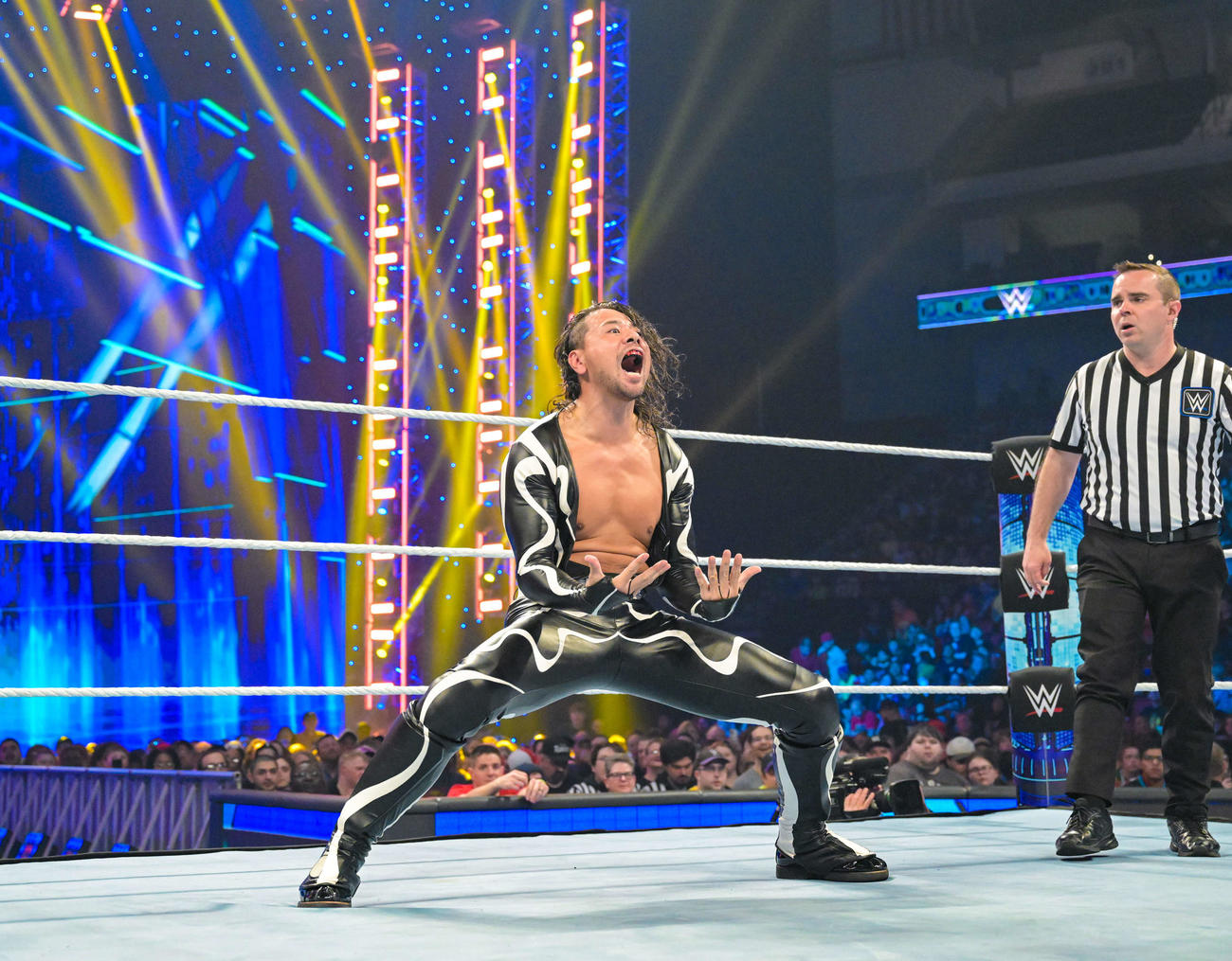 マッドキャップ・モスを「カモーン」ポーズで挑発する中邑真輔（C）2023 WWE, Inc. All Rights Reserved.