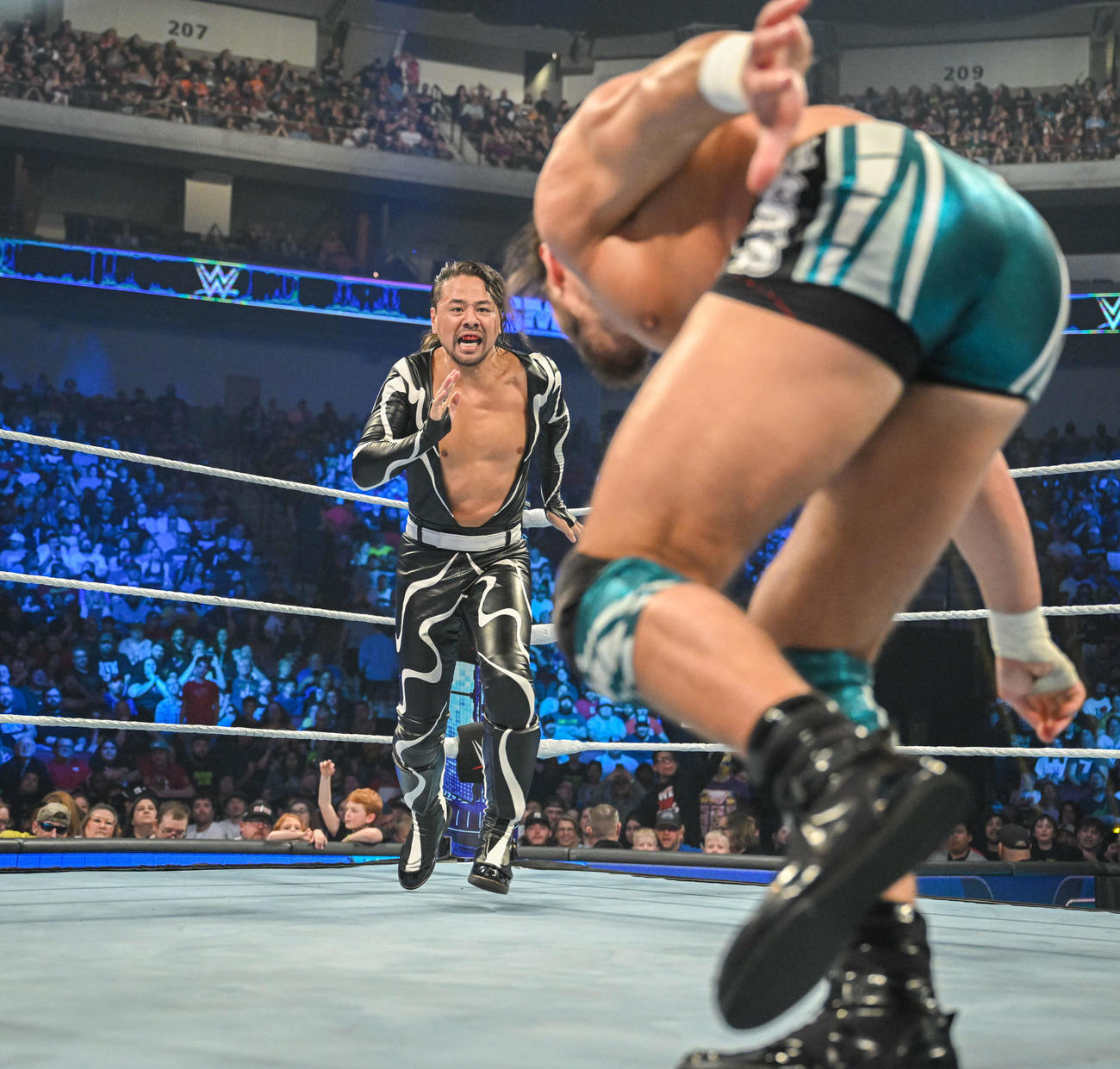 マッドキャップ・モス（手前右）に向けて走り込む中邑真輔（C）2023 WWE, Inc. All Rights Reserved.