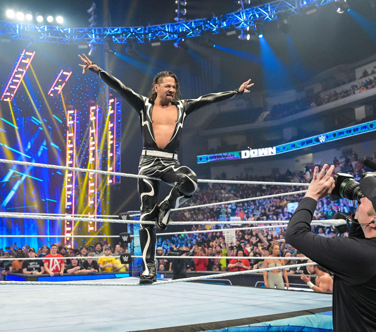 ロープに登り、ポーズを決める中邑真輔（C）2023 WWE, Inc. All Rights Reserved.