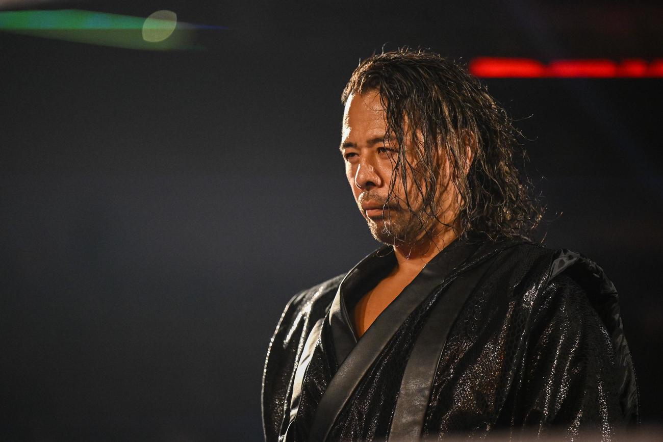 マッドキャップ・モスの入場を見守る中邑真輔（C）2023 WWE, Inc. All Rights Reserved.