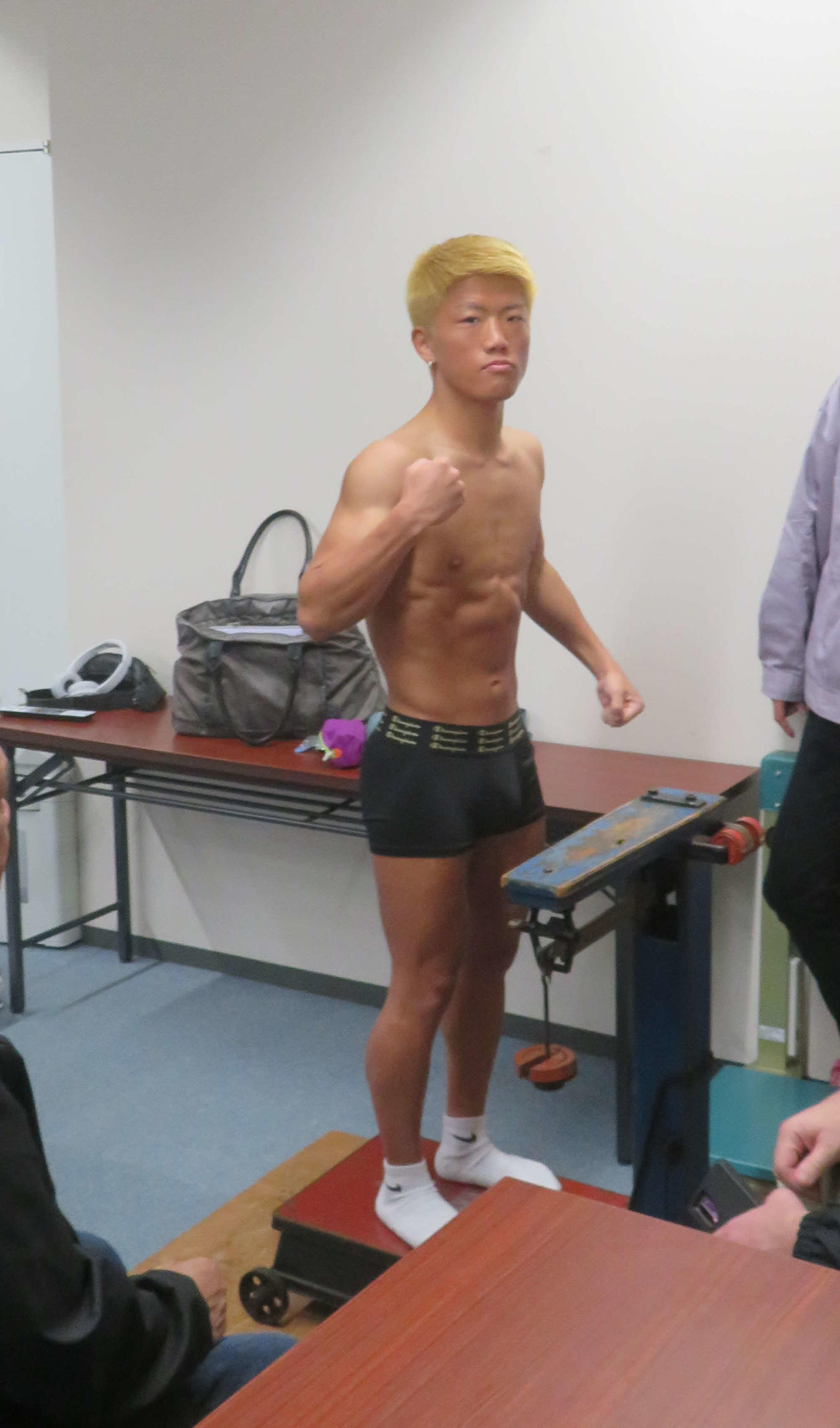 IBF独自ルールの当日計量をクリアし、右拳を強く握るIBF世界ミニマム級4位重岡銀次朗