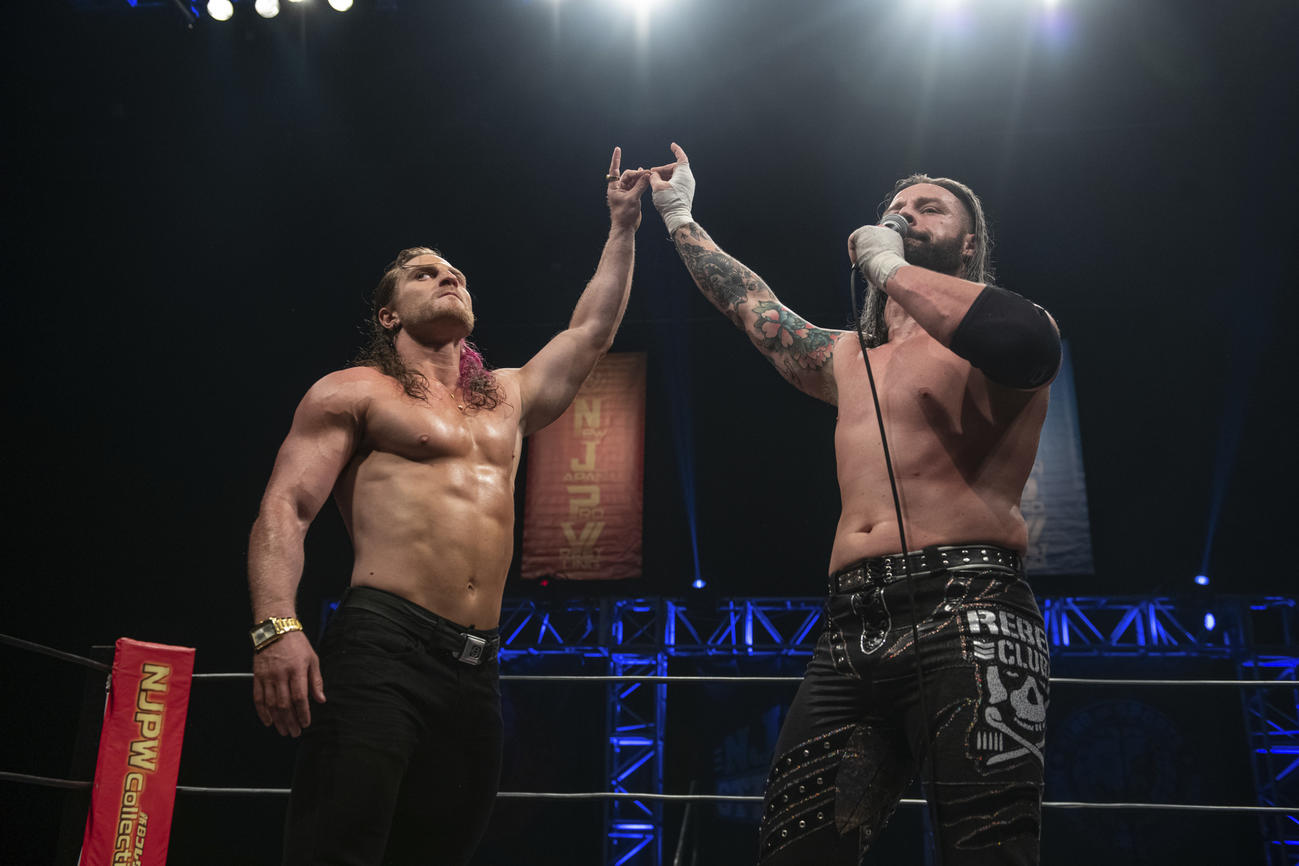 Too Sweetポーズを決める、BULLET CLUBのデビッド・フィンレーと、新加入のクラーク・コナーズ（新日本プロレス提供）