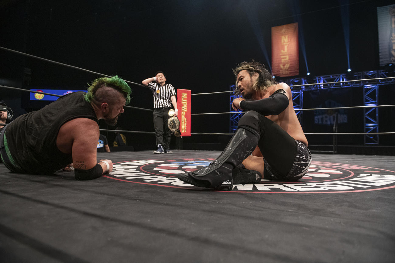 STRONG無差別級選手権試合で挑戦者エディ・エドワーズ（左）を撃破した王者KENTA（新日本プロレス提供）