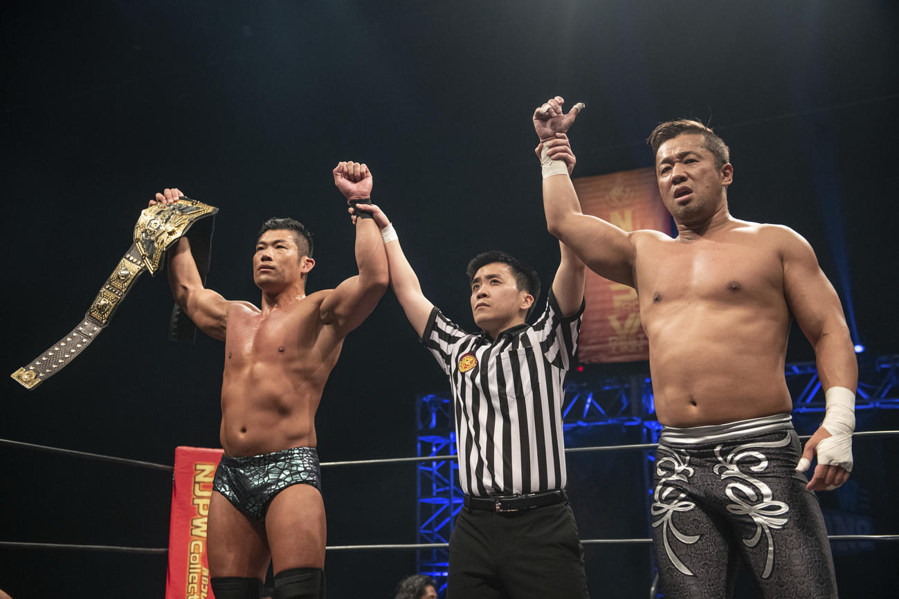 内藤哲也、高橋ヒロムとのタッグマッチに勝利した左からSANADA＆金丸義信（新日本プロレス提供）