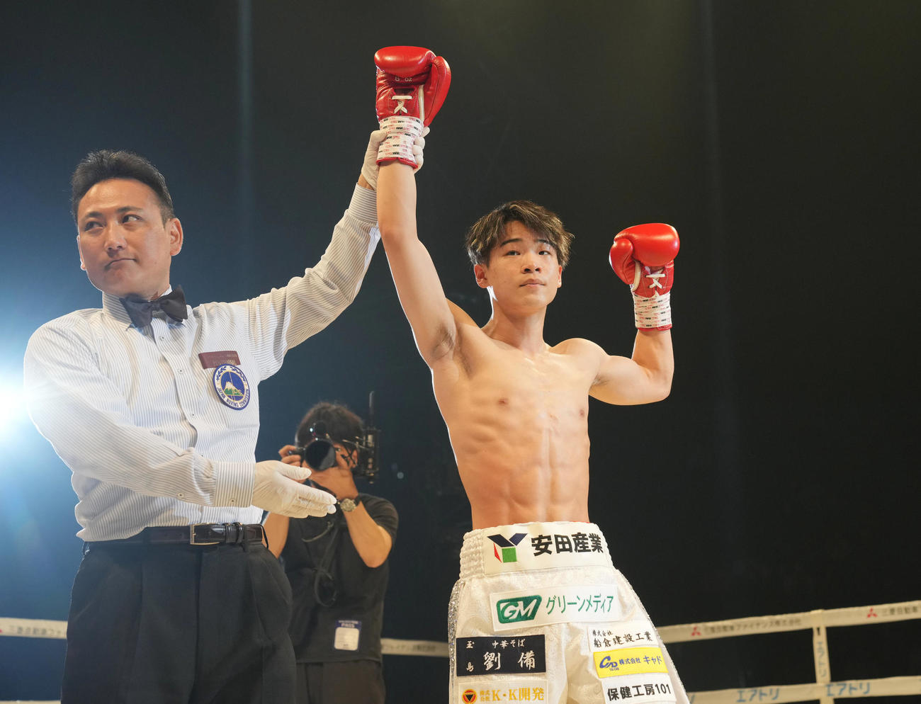 1回、TKO勝ちする岡（右）（撮影・狩俣裕三）