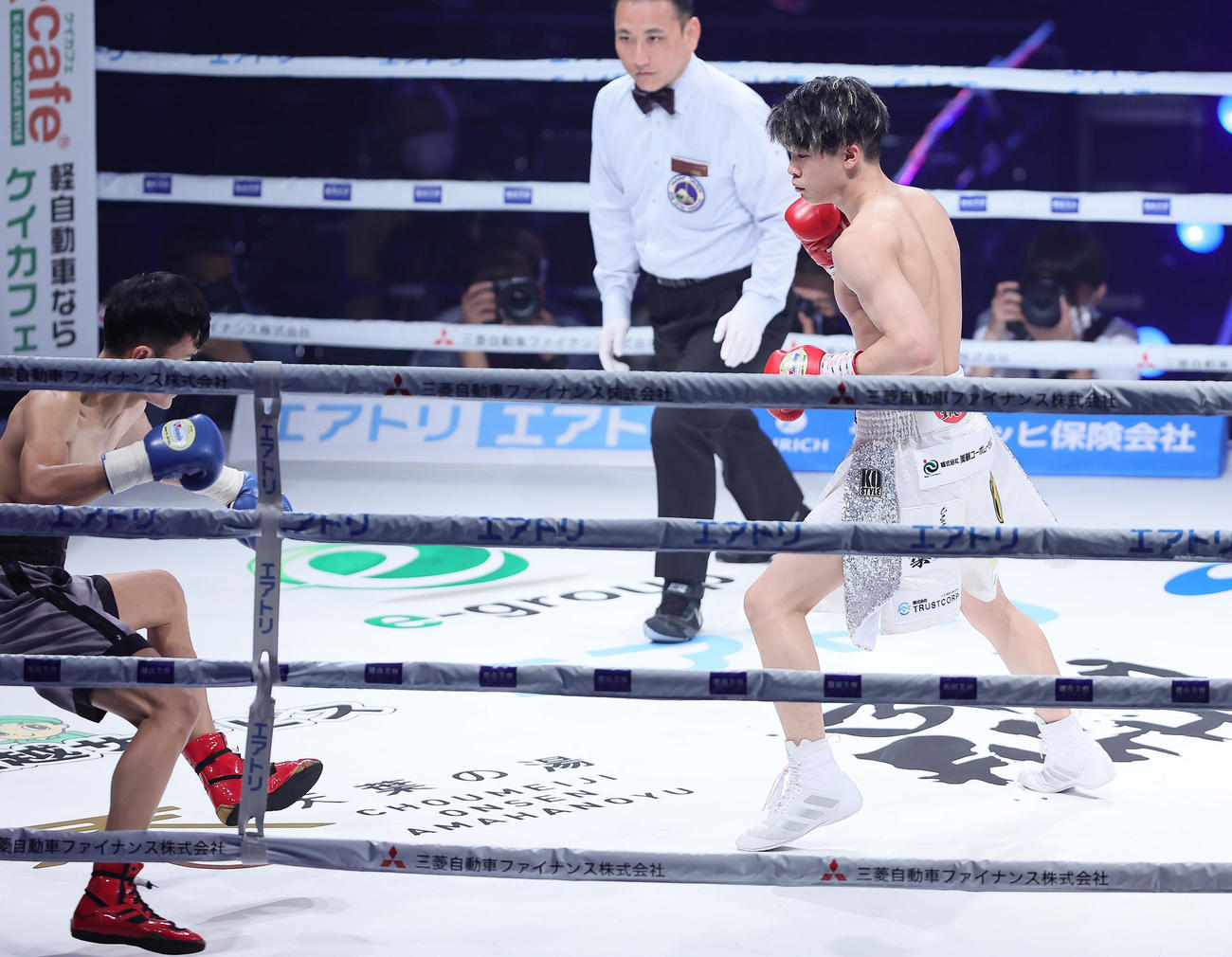 1回、岡（右）はスリヤー・ペットクムから2度目のダウンを奪いTKO勝ちする（撮影・足立雅史）