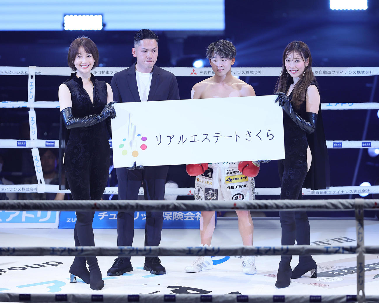 1回、岡（中央右）はスリヤー・ペットクムをTKOで破り記念撮影に臨む（撮影・足立雅史）