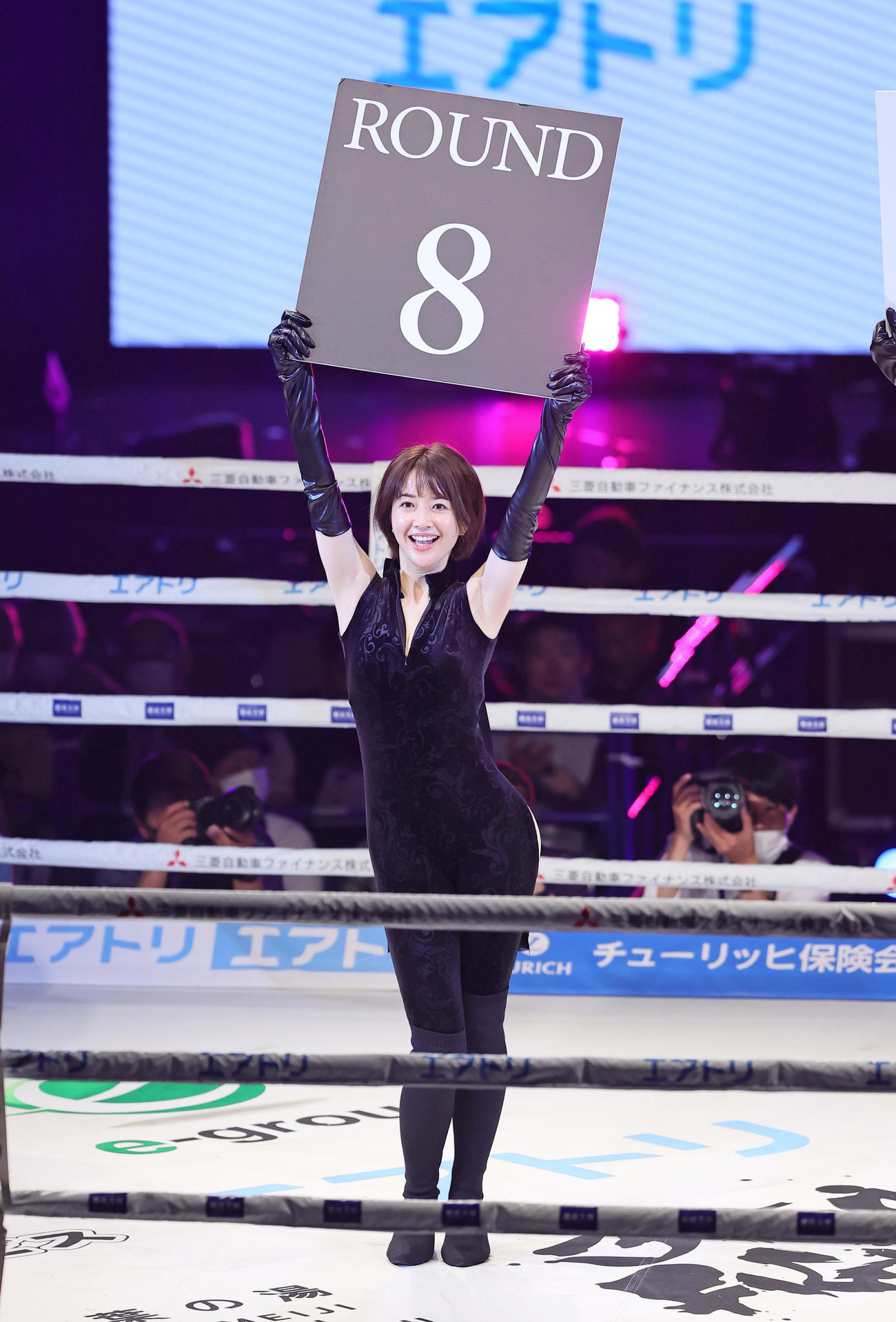 ラウンドガールを務める奈緒（撮影・足立雅史）