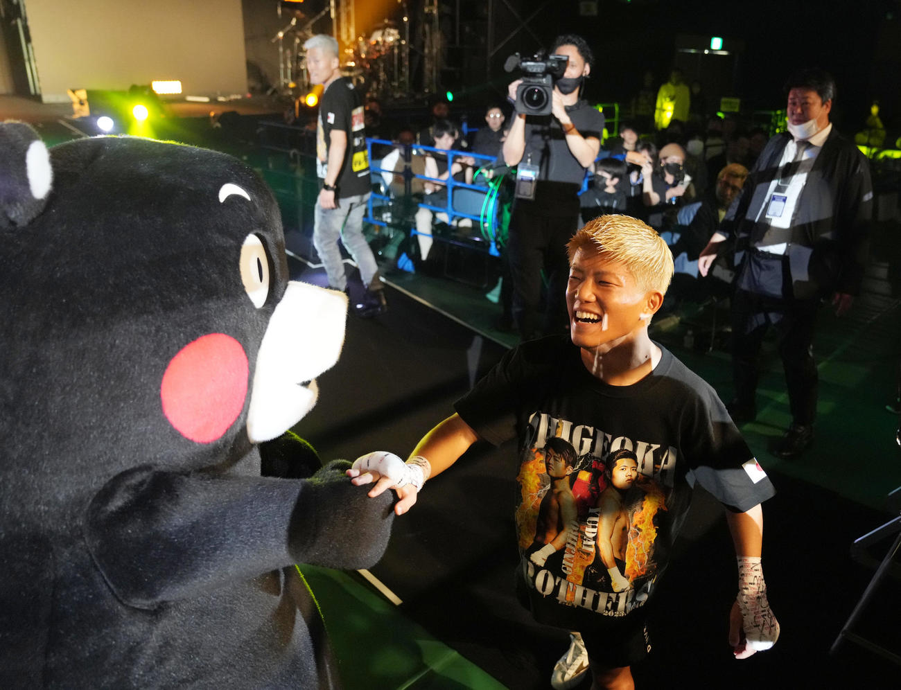 試合前、応援に駆けつけたくまモンとタッチを交わす重岡銀（右）。後方左は重岡優（撮影・狩俣裕三）