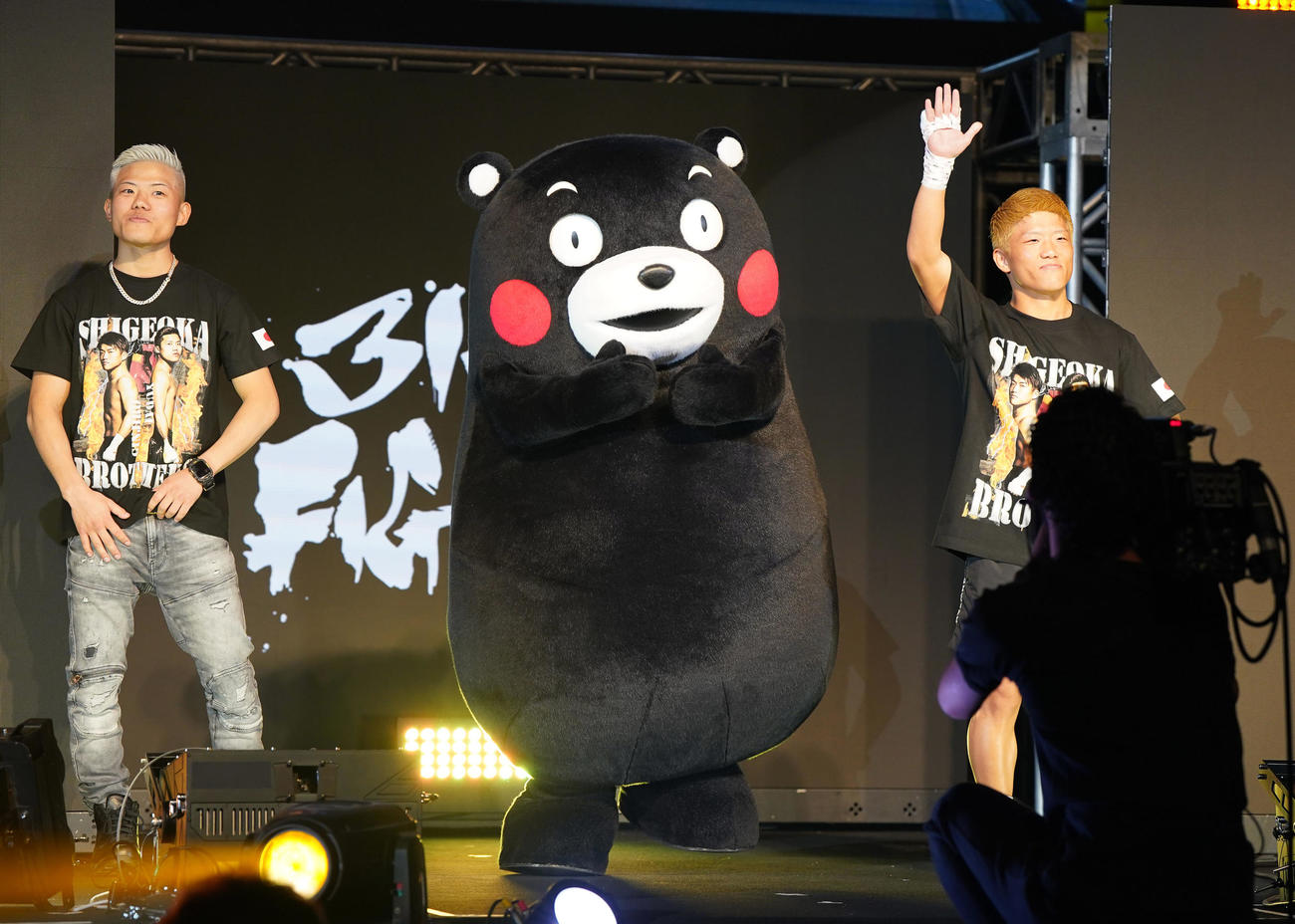 試合前、応援に駆けつけたくまモンといっしょに並ぶ重岡優（左）と重岡銀（撮影・狩俣裕三）
