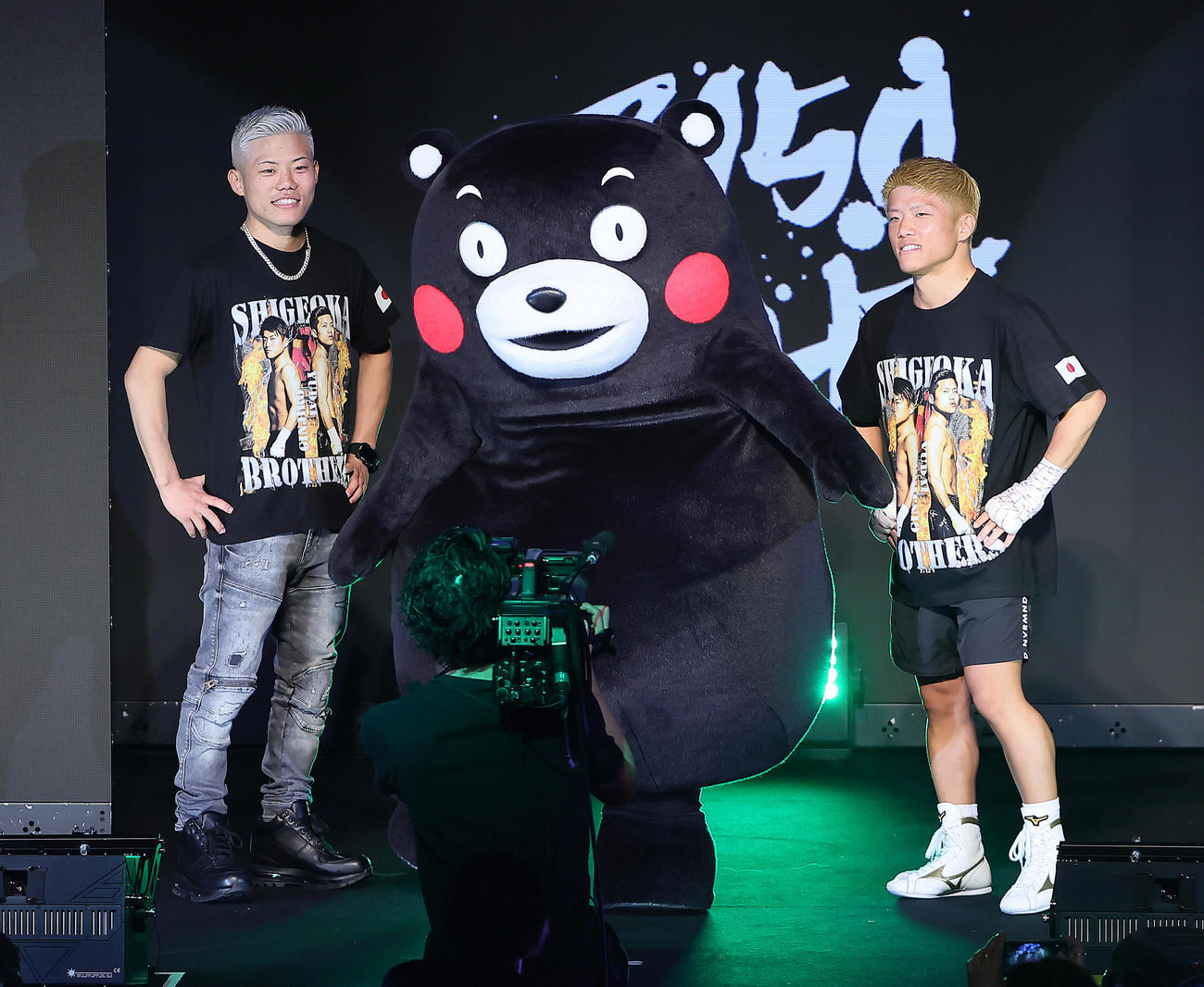 くまモンの応援を受ける重岡優大（左）と重岡銀次朗（撮影・足立雅史）