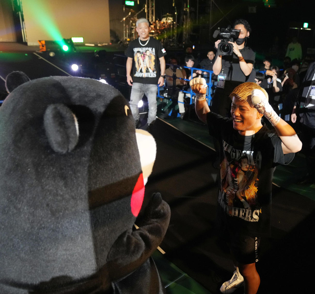 試合前、応援に駆けつけたくまモンとタッチを交わす重岡銀（右）。後方左は重岡優（撮影・狩俣裕三）