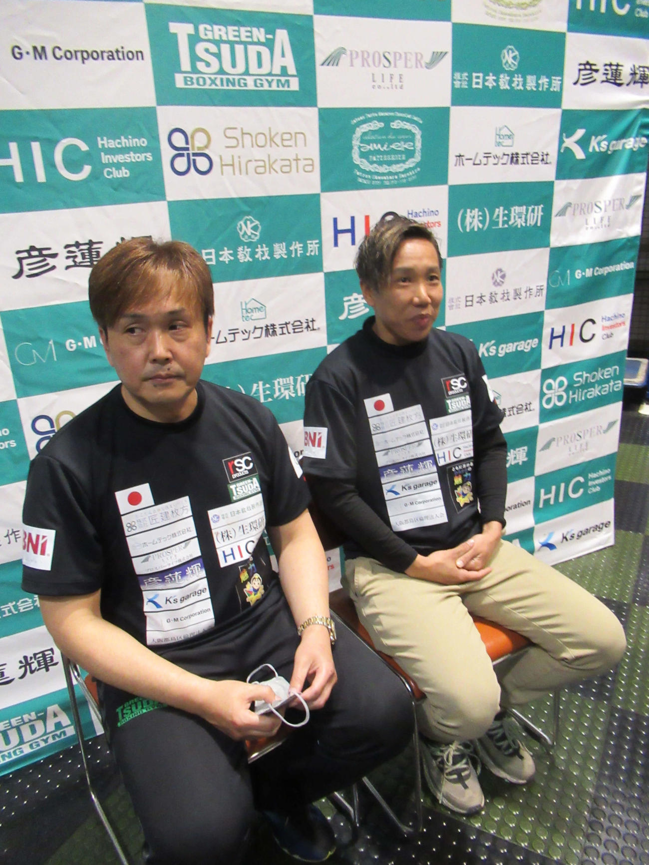 元WBC女子世界フライ級王者真道ゴー（右）は男性ボクサーとしてのリング復帰を訴えた。左は本石昌也会長（撮影・益田一弘）