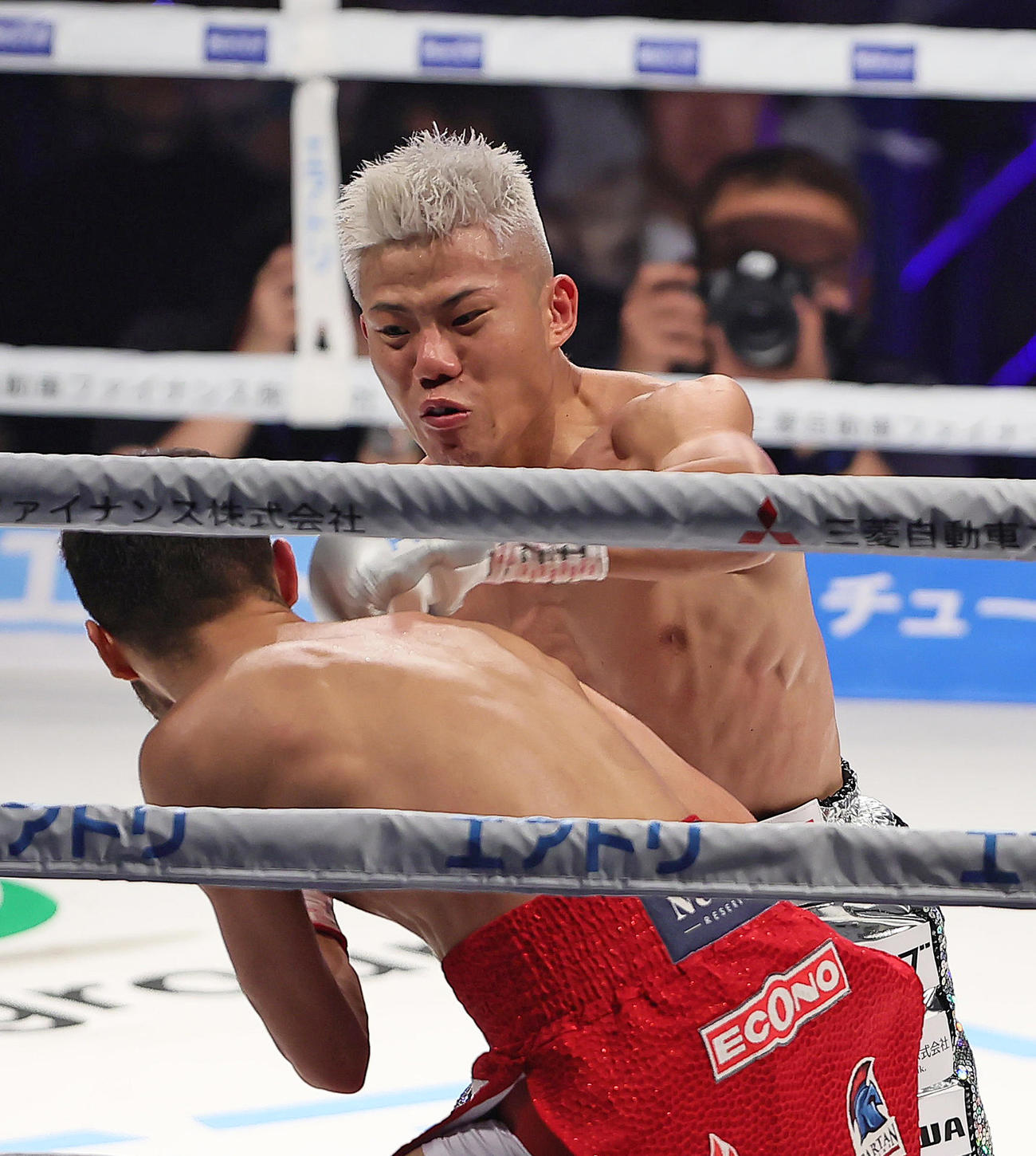 3回、重岡優（後方）はメンデスを攻める（撮影・足立雅史）