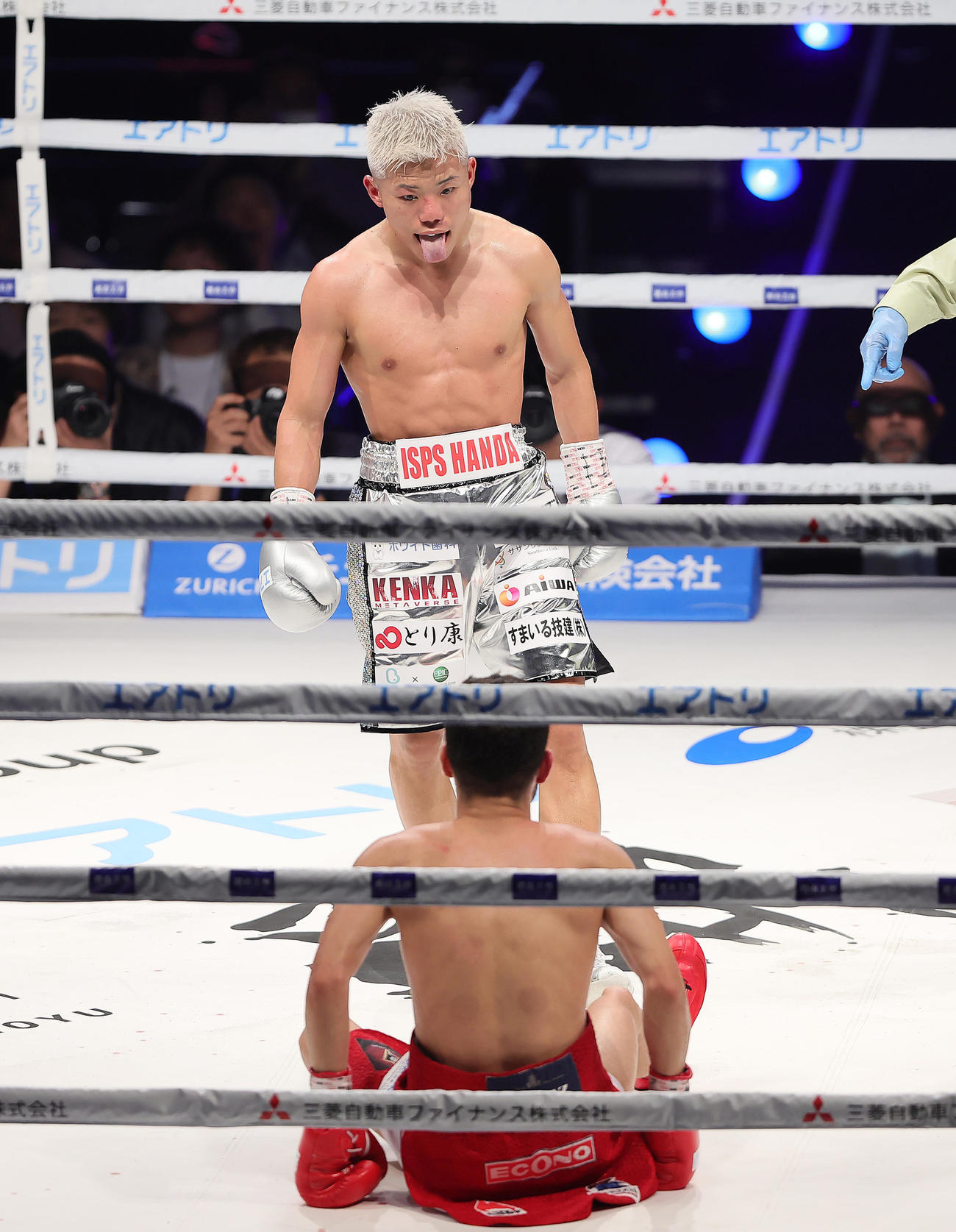 5回、重岡優（後方）はメンデスからダウンを奪い舌を出す（撮影・足立雅史）