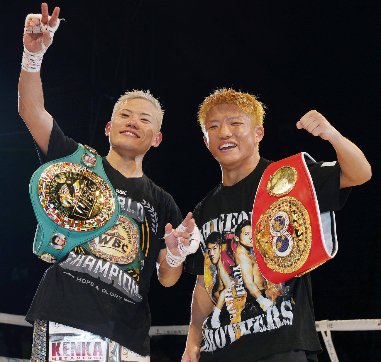 兄弟同時にチャンピオンになり、ベルトを肩に笑顔を見せる重岡優（左）と弟の重岡銀（撮影・狩俣裕三）
