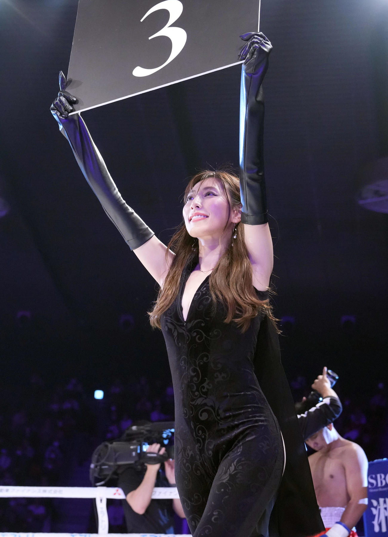 ラウンドガールを務めるMIKU（撮影・狩俣裕三）