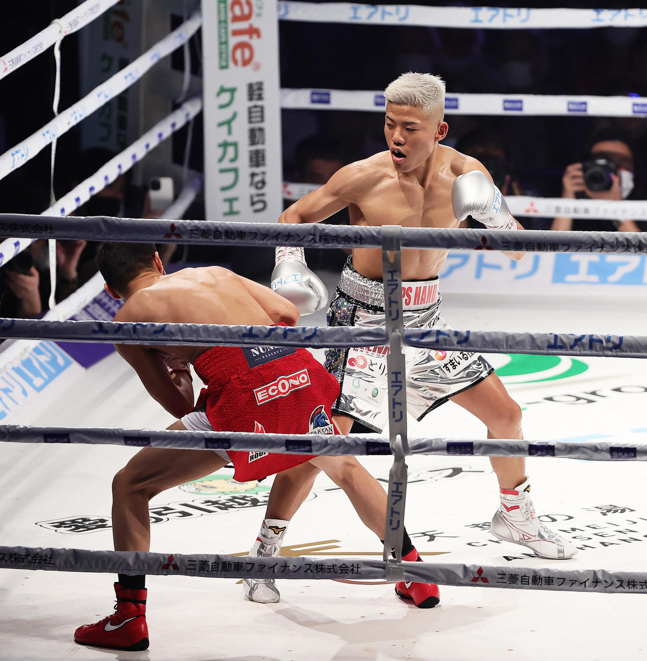 1回、メンデス（左）をロープ際に詰める重岡優（撮影・足立雅史）