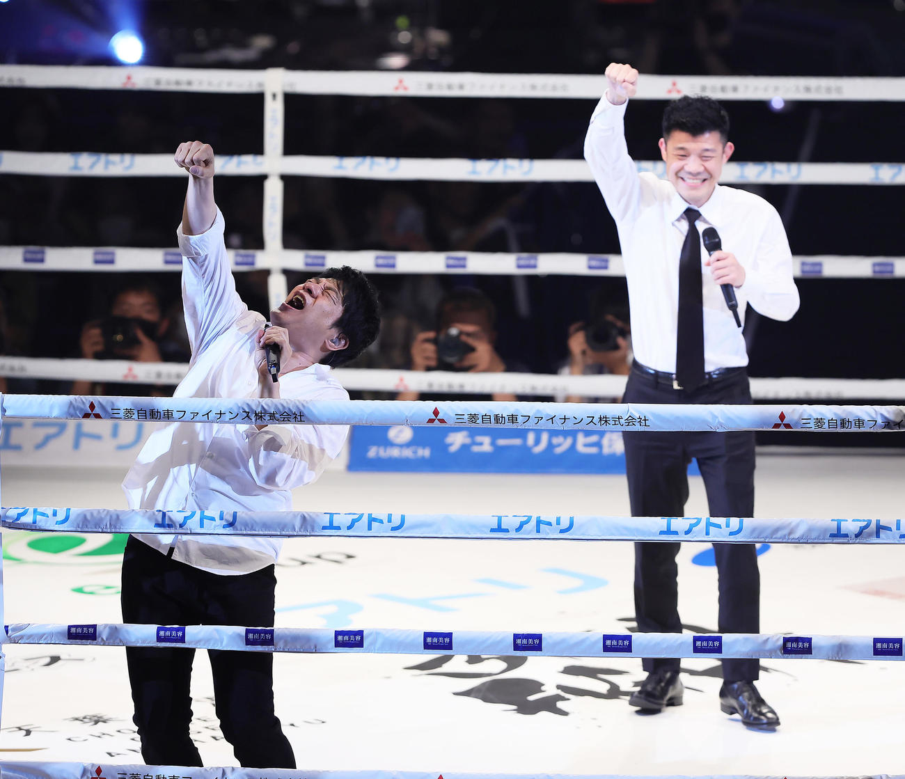 ハーフタイムショーで「YAH YAH YAH」を歌うASKA（左）。右は亀田氏（撮影・足立雅史）