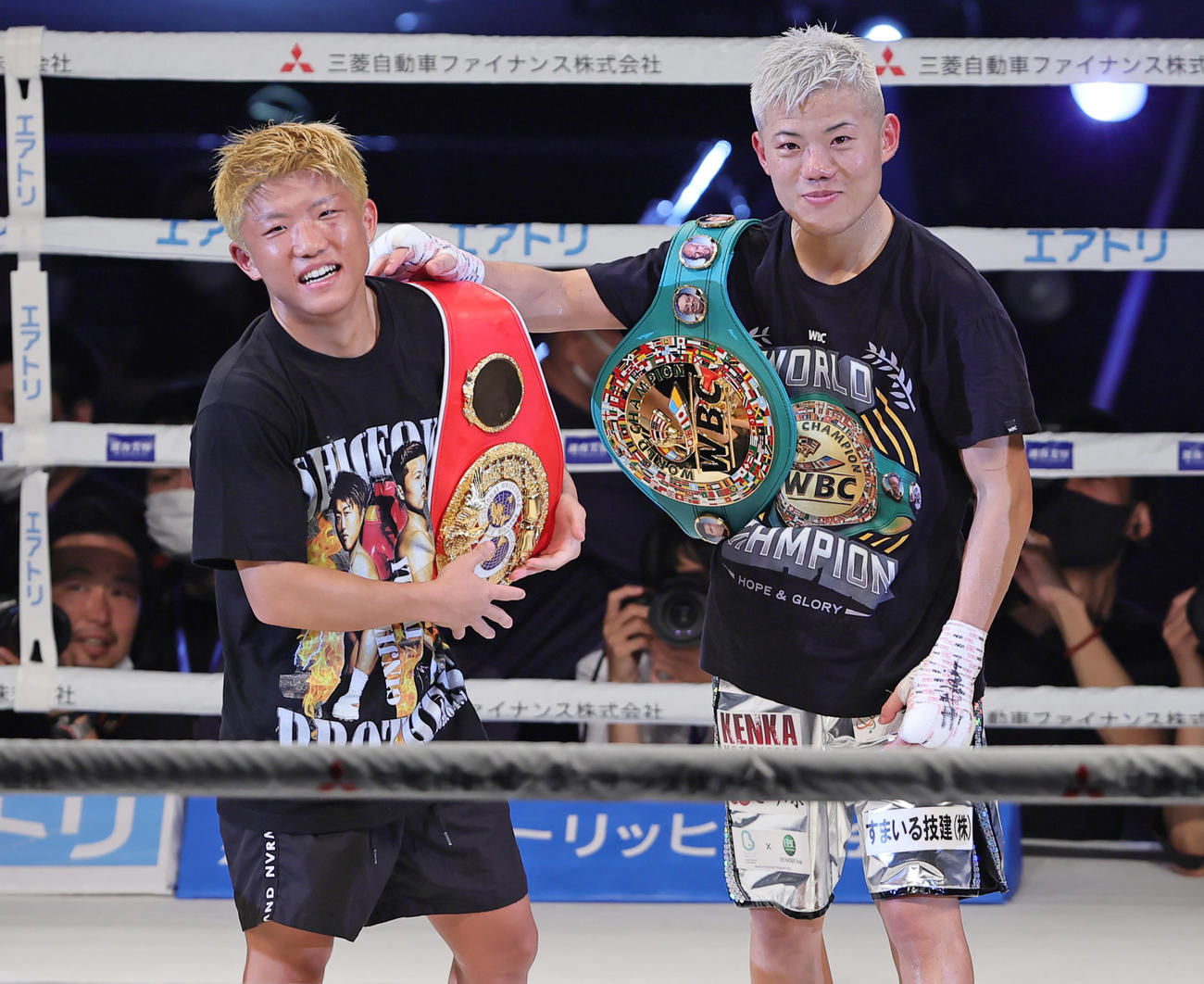 ベルトを手に笑顔を見せる重岡優（右）と重岡銀（撮影・足立雅史）