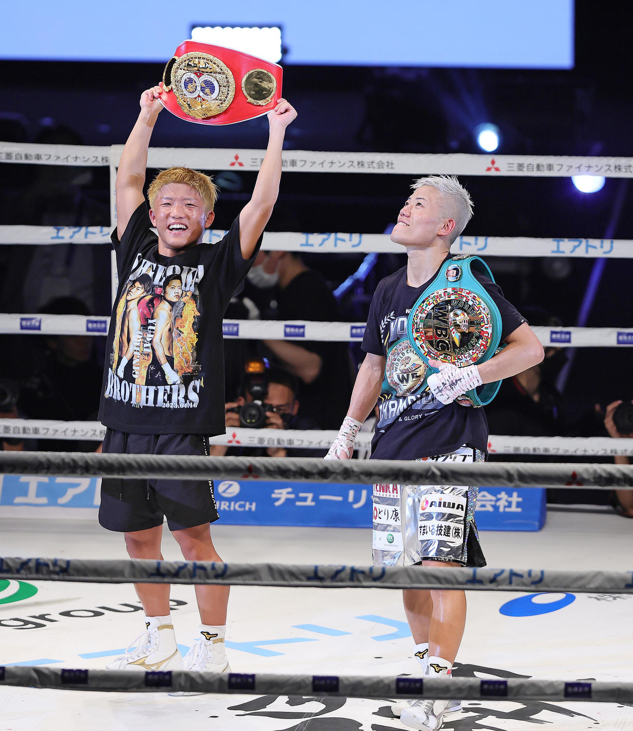 ベルトを手に笑顔を見せる重岡優（右）と重岡銀（撮影・足立雅史）