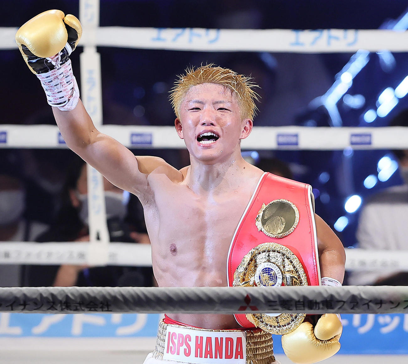 ベルトを肩にガッツポーズする重岡銀（撮影・足立雅史）