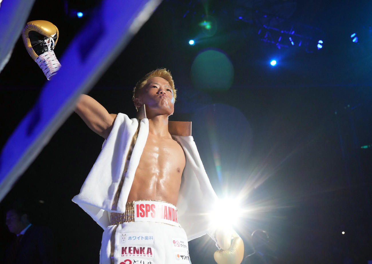 リングに上がる重岡銀（撮影・狩俣裕三）