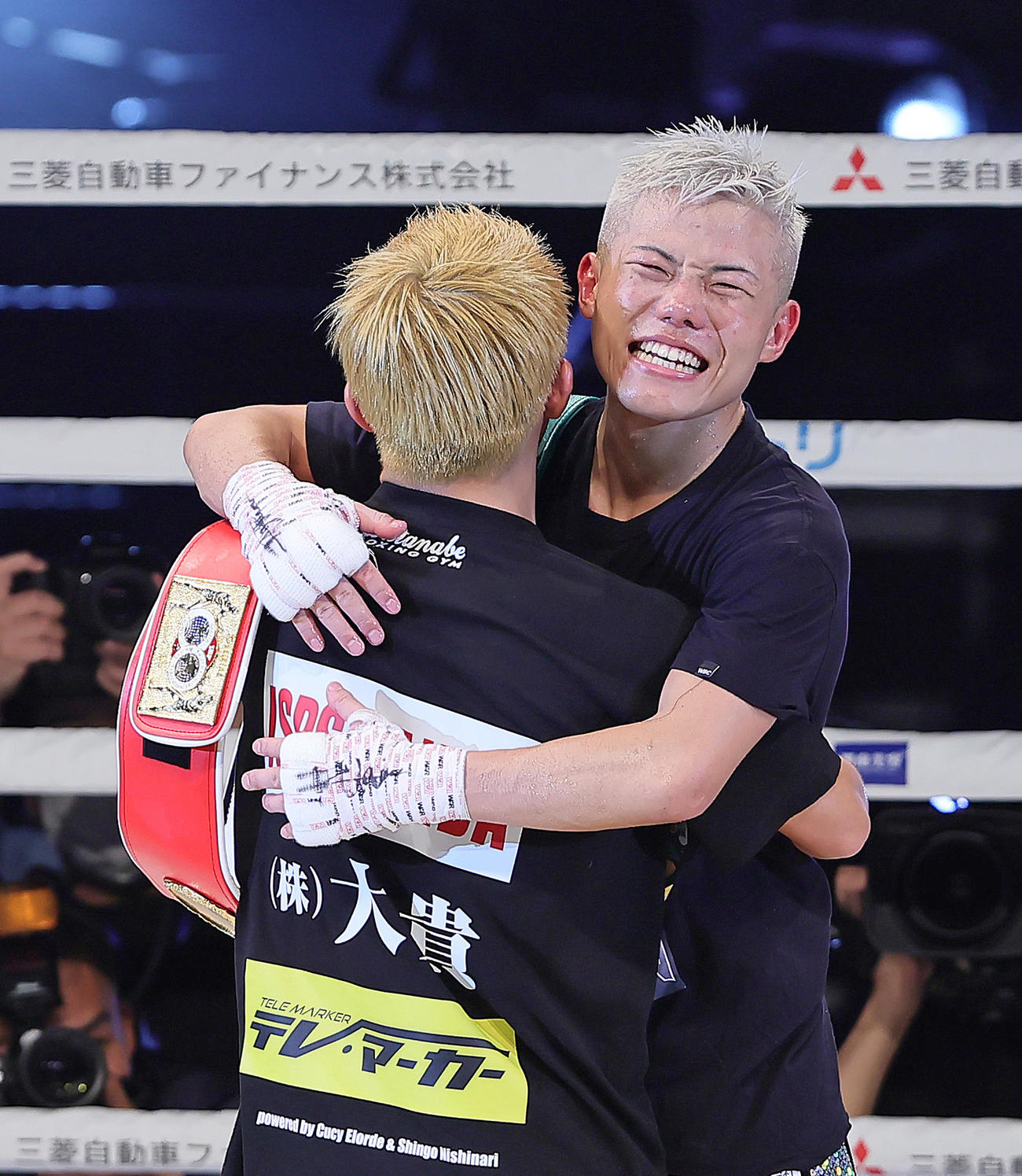 ベルトを手に抱き合い喜ぶ重岡優（右）と重岡銀（撮影・足立雅史）