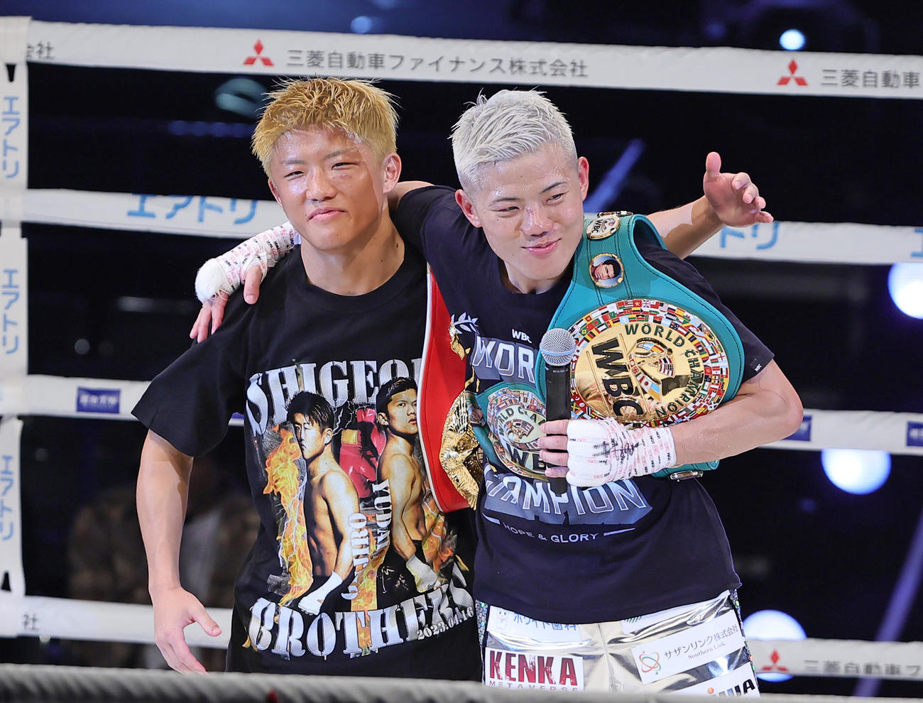 インタビューを終え、仲良く肩を組む重岡優（右）と重岡銀（撮影・足立雅史）