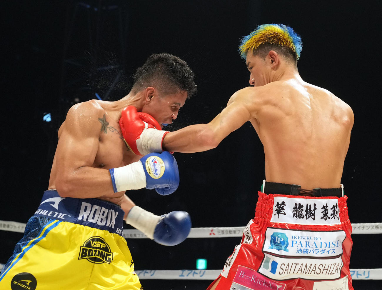 6回、ラングレス（左）に強烈な左フックを放ち、ダウンを奪う中川（撮影・狩俣裕三）