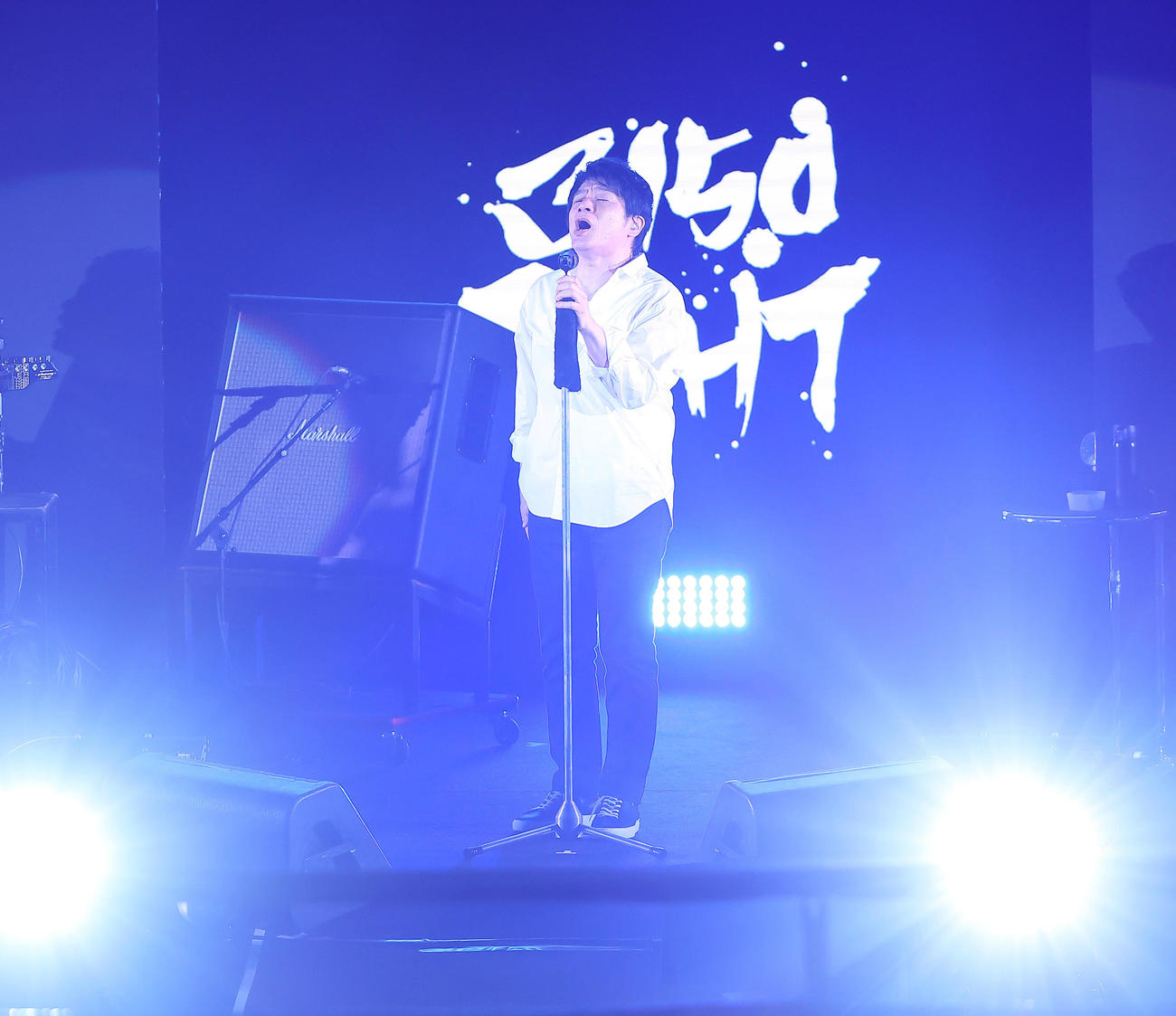 ハーフタイムショーで歌うASKA（撮影・足立雅史）