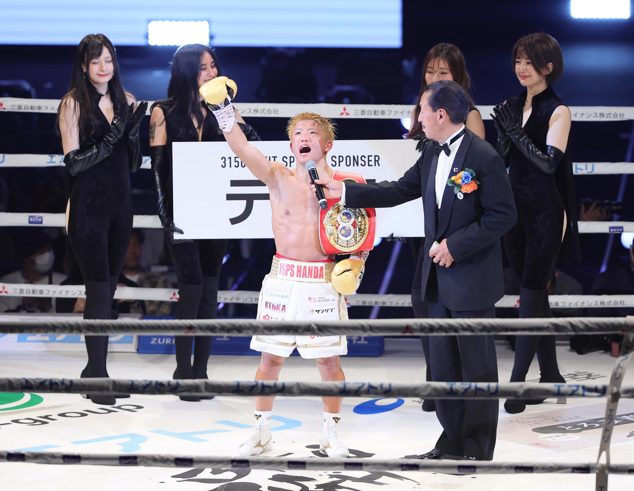 王座を獲得しインタビューで笑顔を見せる重岡銀（撮影・足立雅史）