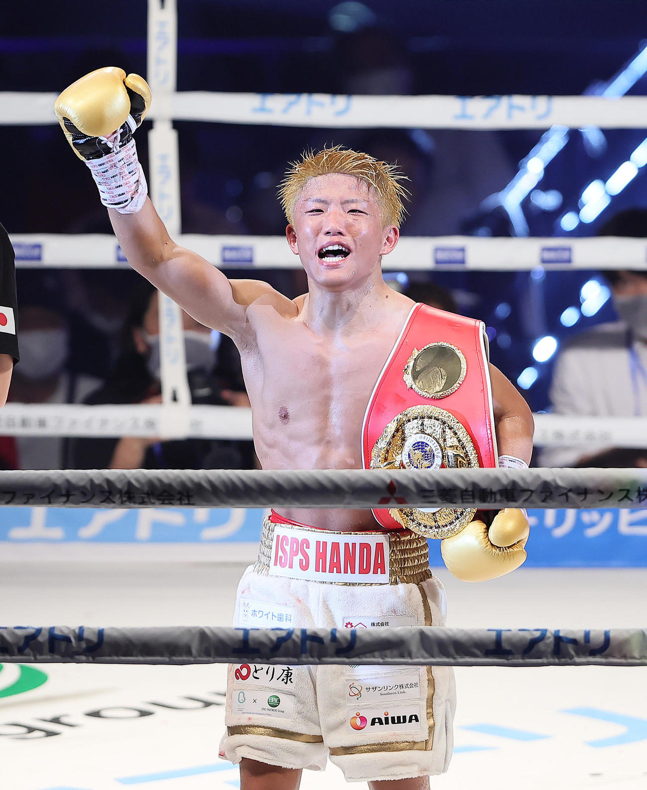 ベルトを肩にガッツポーズする重岡銀（撮影・足立雅史）