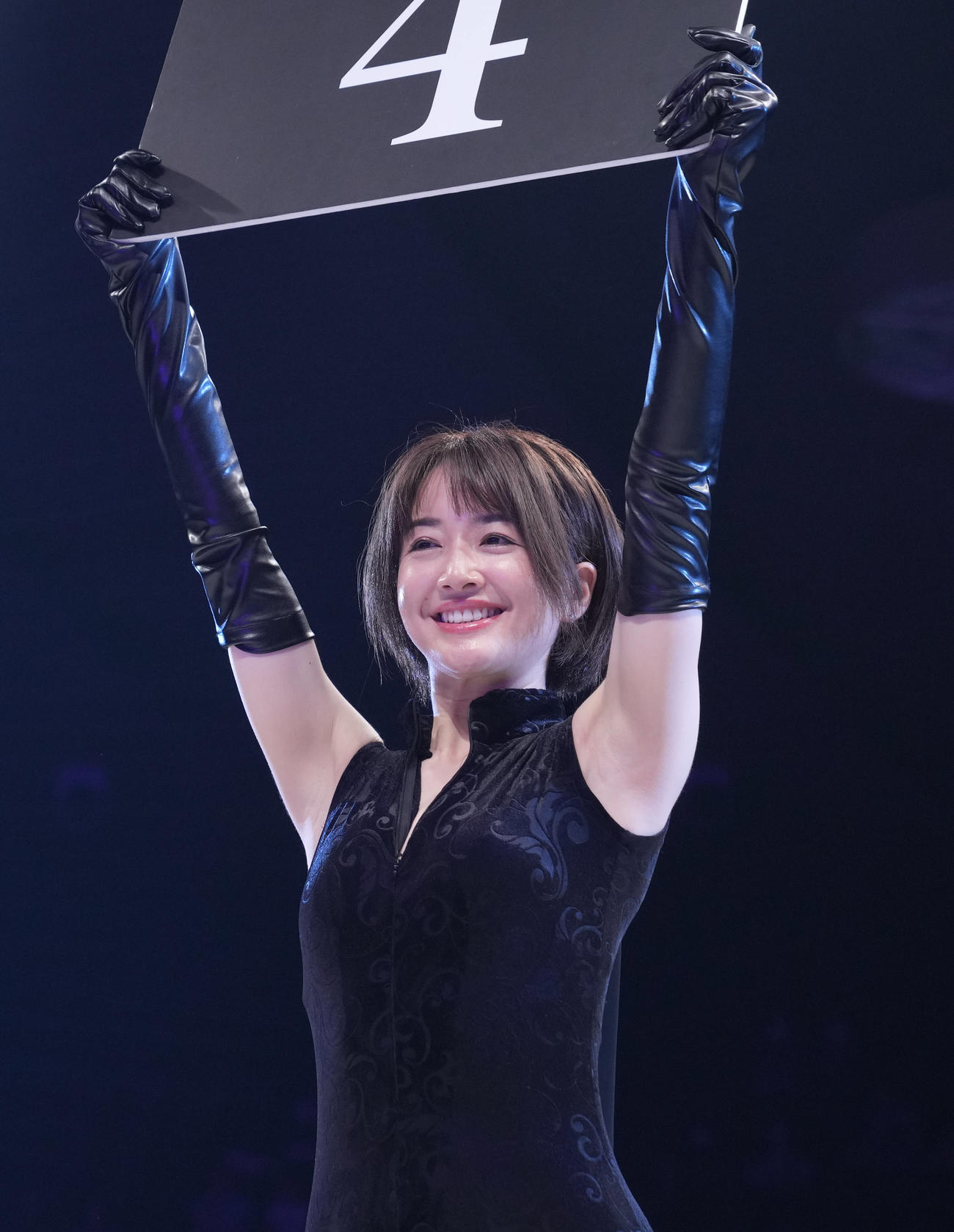 ラウンドガールを務める奈緒（撮影・狩俣裕三）