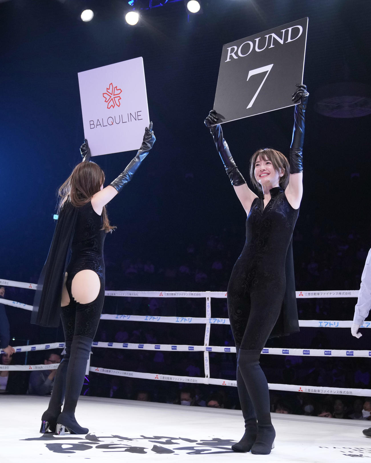 ラウンドガールを務める奈緒（右）。左はMIKU（撮影・狩俣裕三）