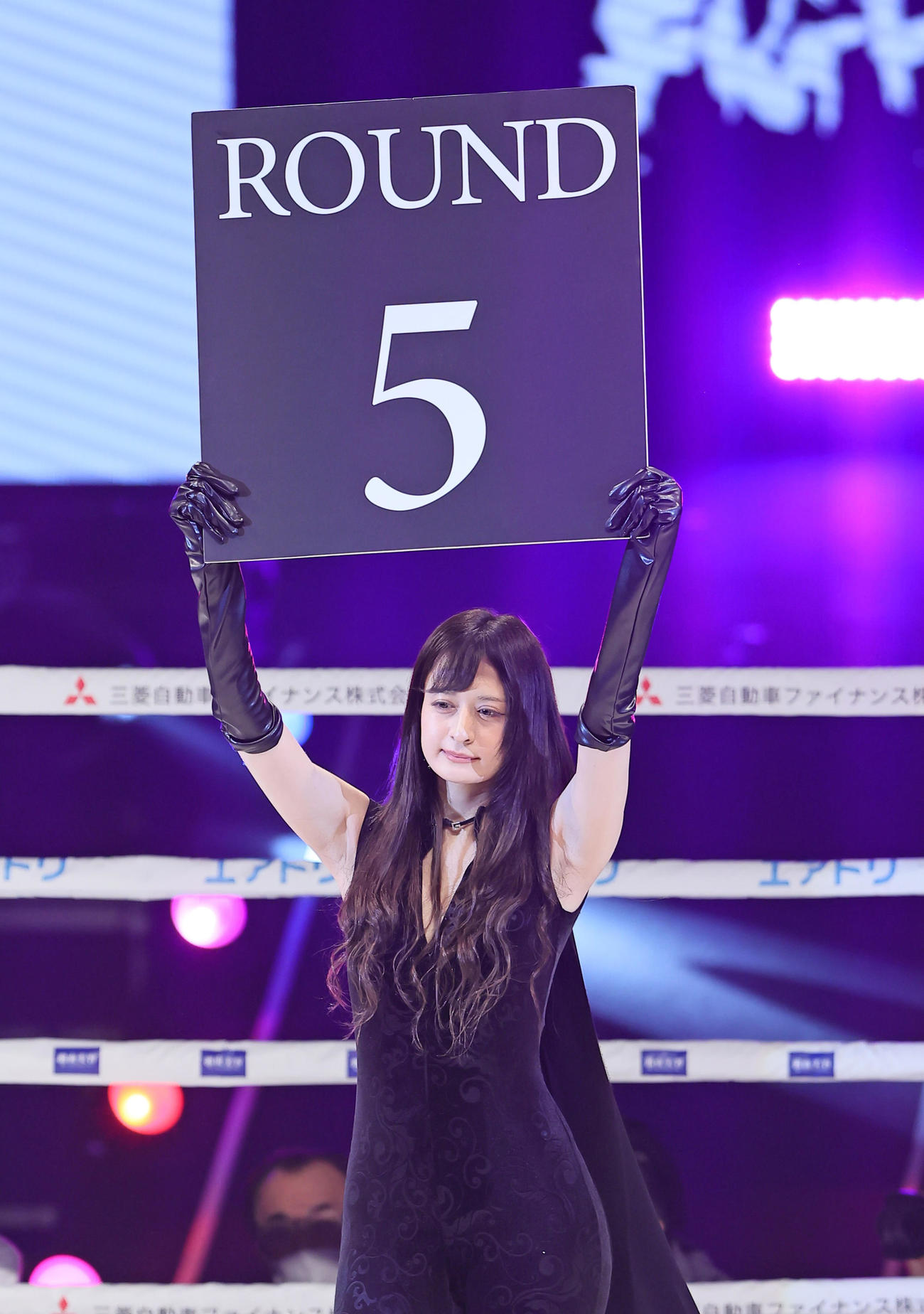 ラウンドガールを務める3150ガールズ（撮影・足立雅史）