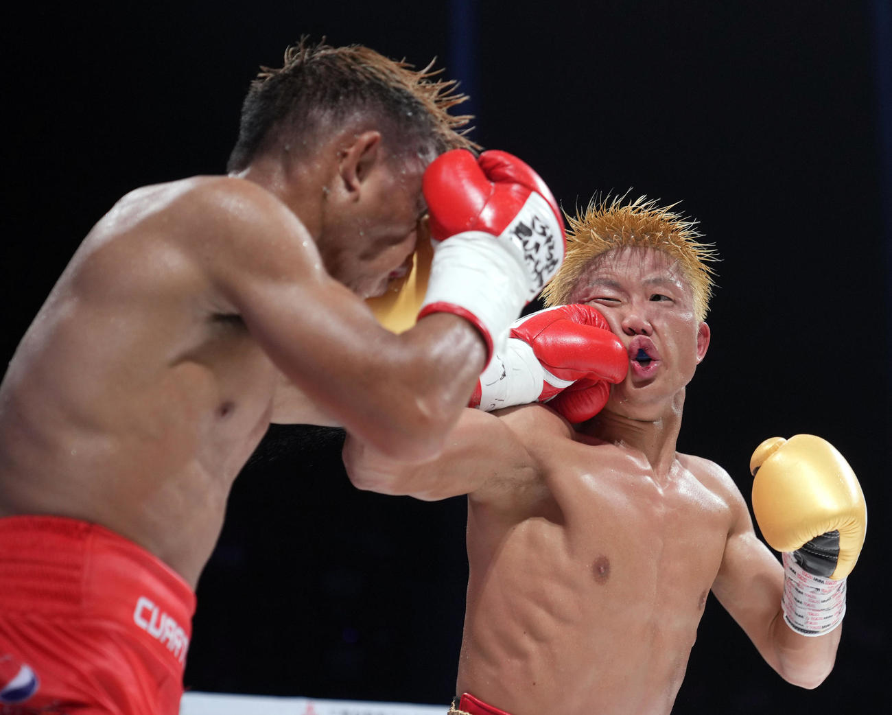 8回、クアルト（左）と激しい打ち合いをする重岡銀（撮影・狩俣裕三）