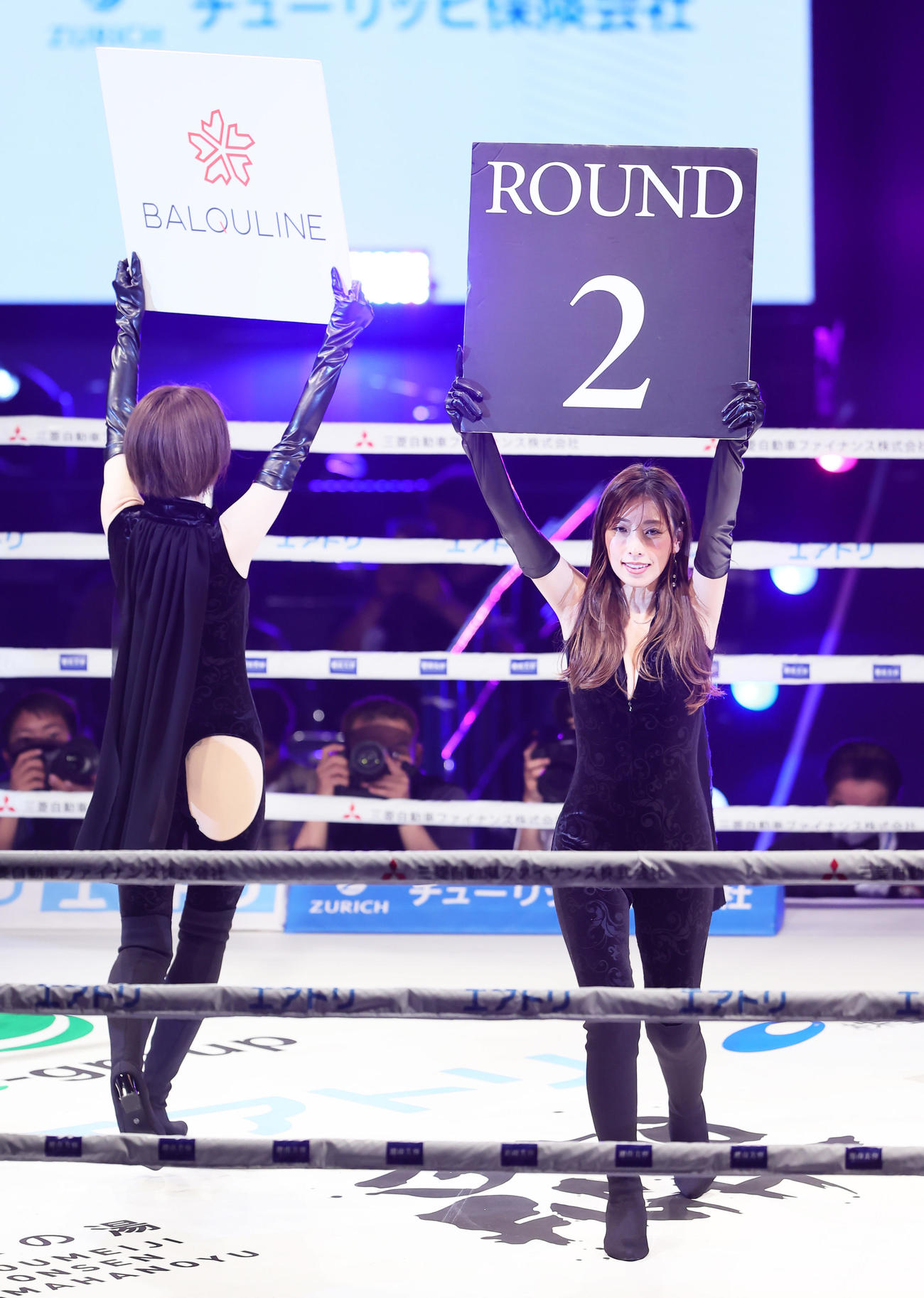 ラウンドガールを務める3150ガールズ（撮影・足立雅史）