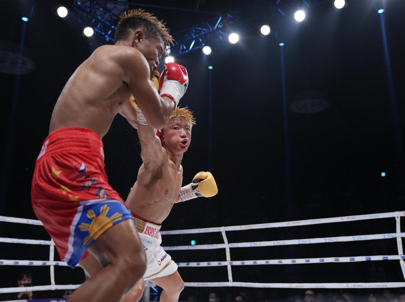 8回、クアルト（左）に左ストレートを食らわす重岡銀（撮影・狩俣裕三）