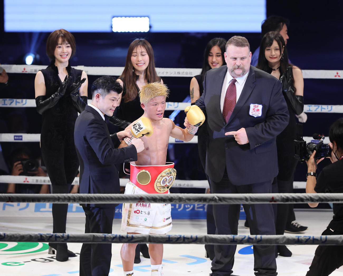 王座を獲得した重岡銀（中央）は亀田氏（同左）と記念撮影（撮影・足立雅史）