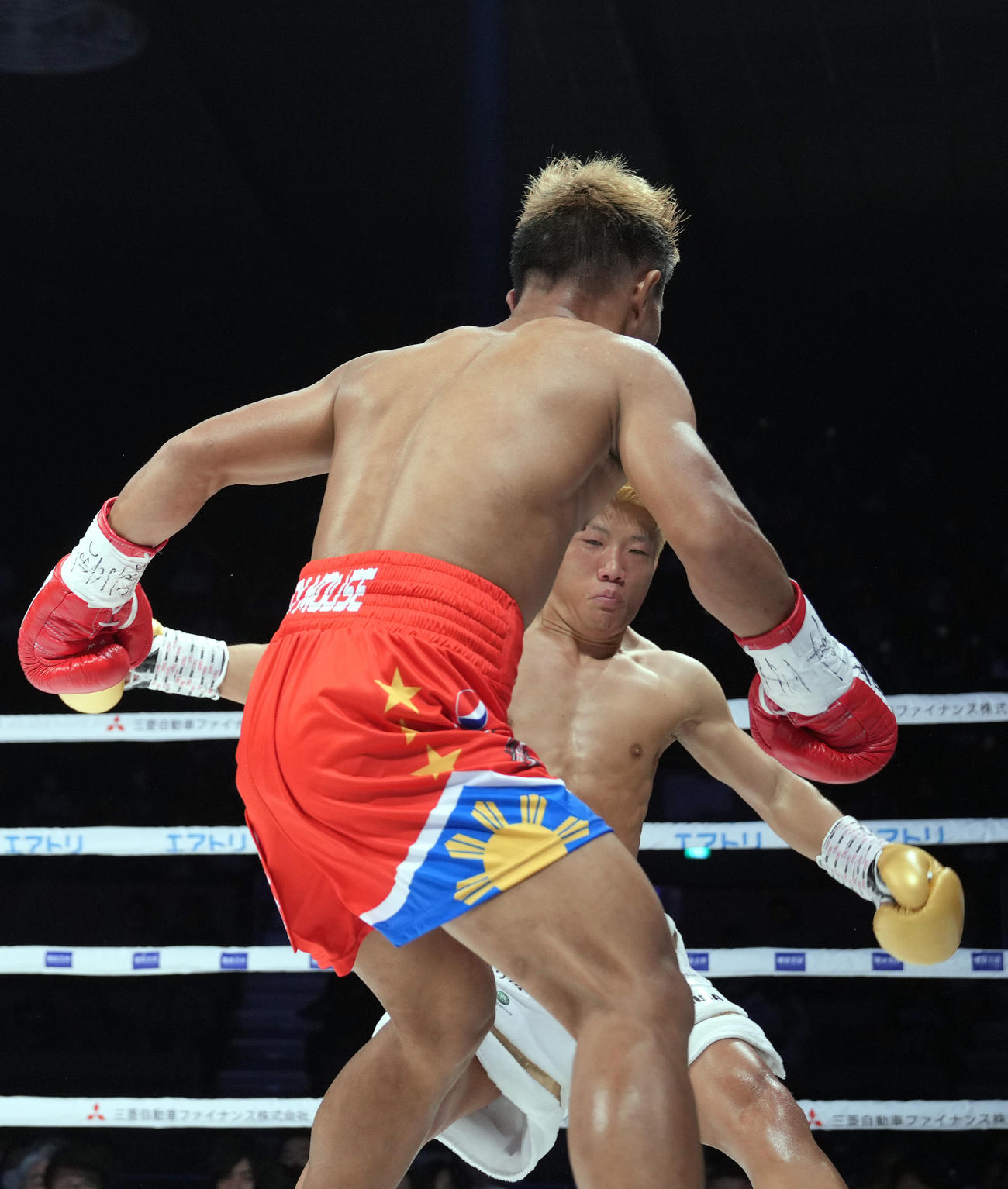 1回、クアルト（手前）にダウンを奪われる重岡銀（撮影・狩俣裕三）