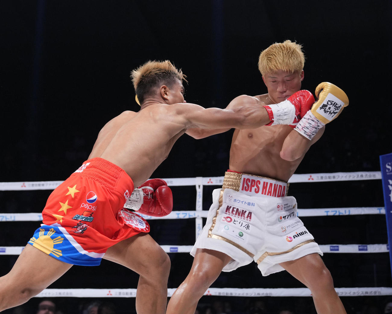 1回、クアルト（左）にダウンを奪われる重岡銀（撮影・狩俣裕三）