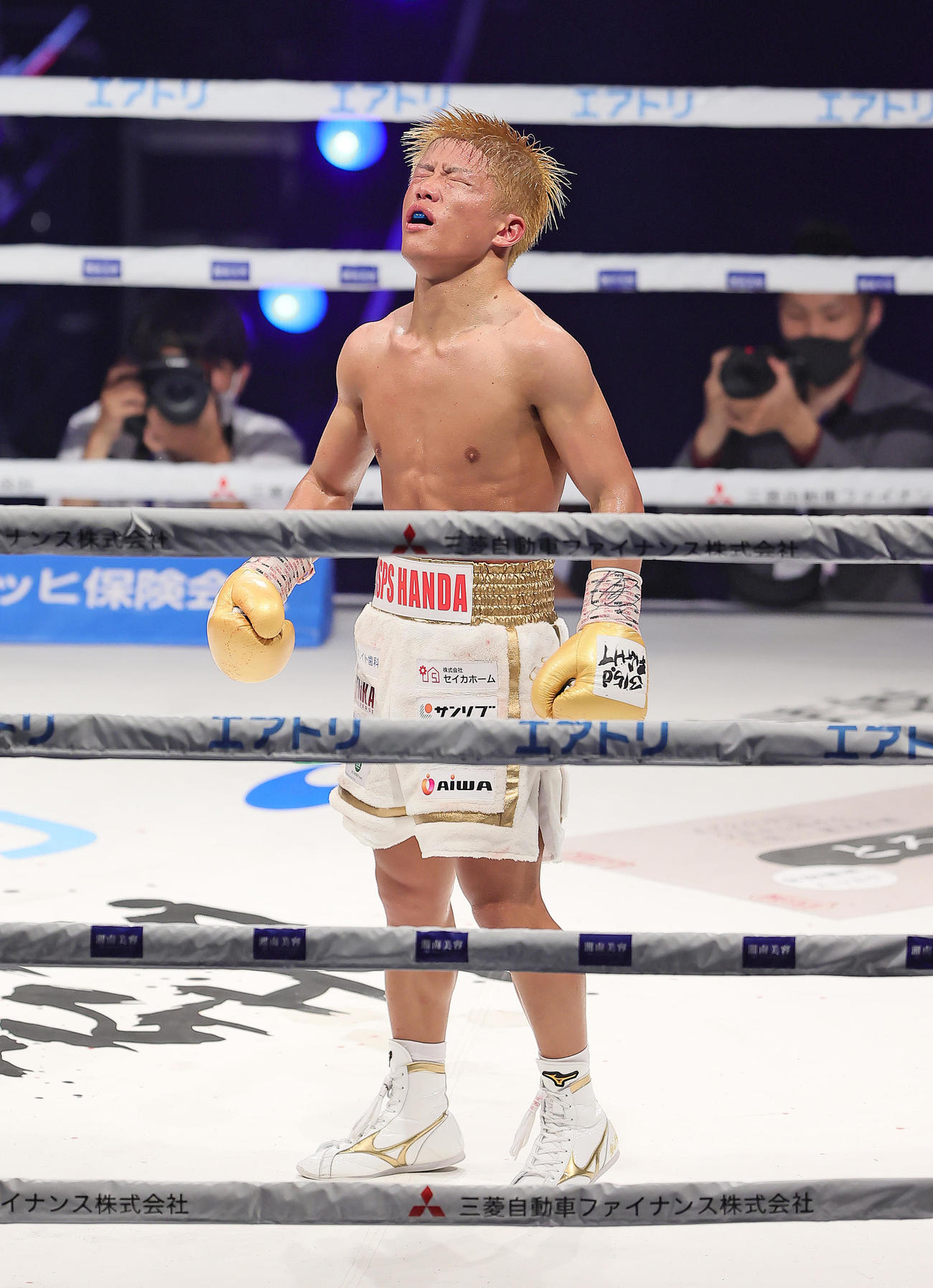 王座を獲得し感極まった表情を見せる重岡銀（撮影・足立雅史）