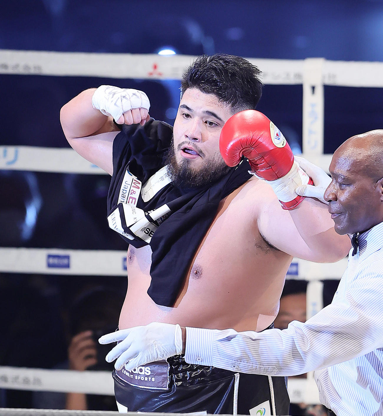 但馬はバーマをTKOで破り5試合連続の1回KO勝ちを飾る（撮影・足立雅史）