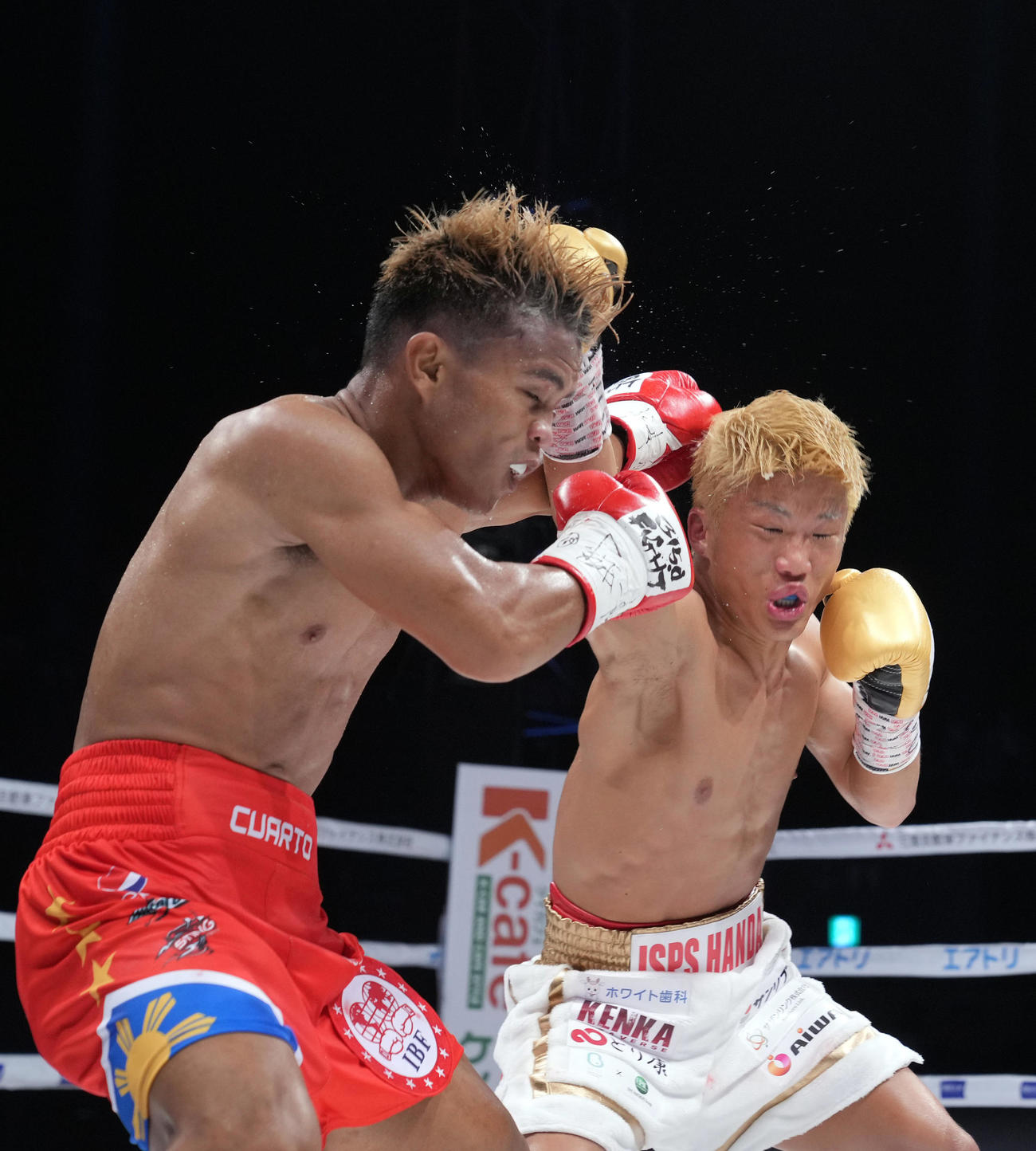 2回、クアルト（左）を果敢に攻める重岡銀（撮影・狩俣裕三）