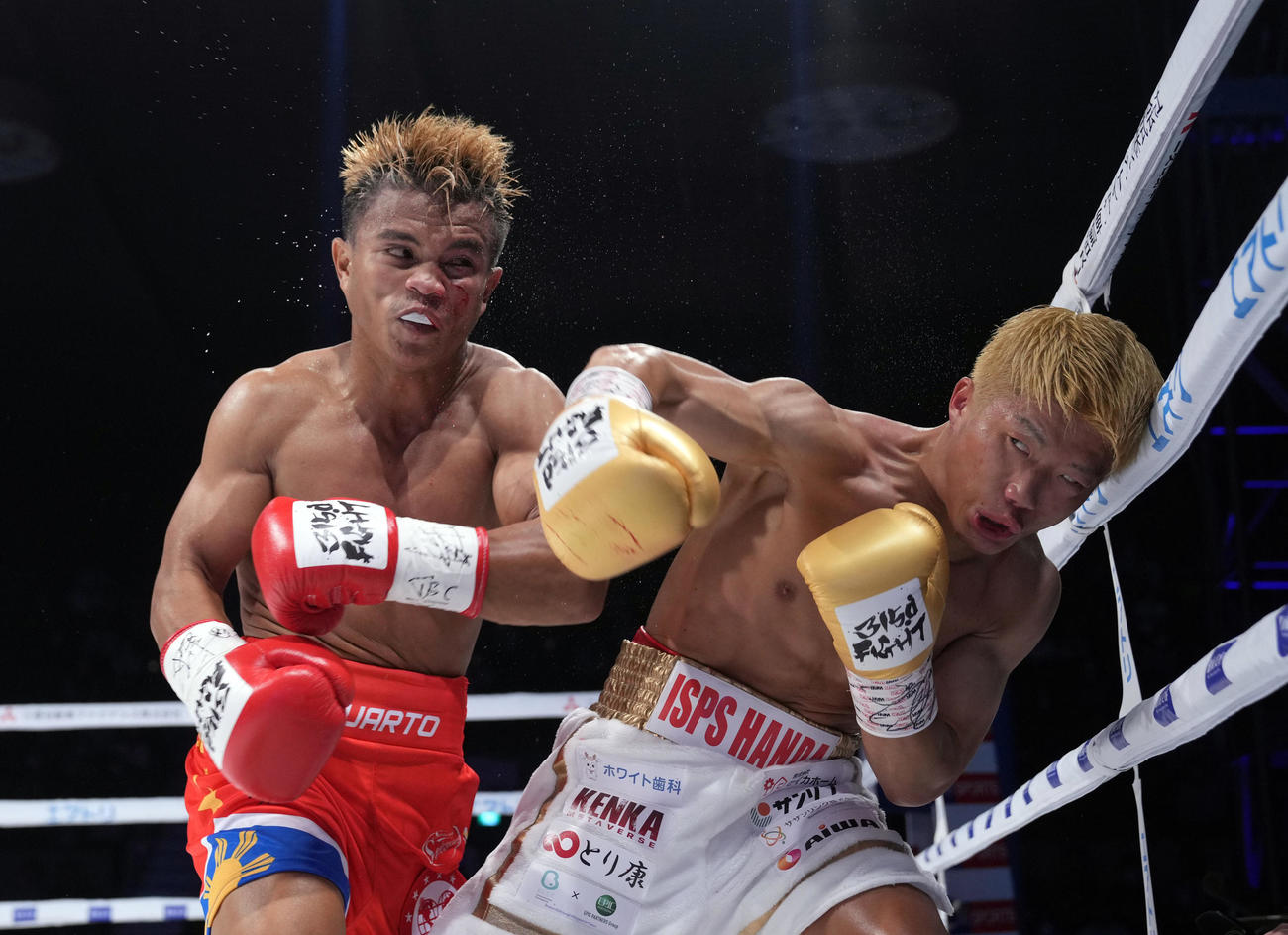 2回、クアルト（左）に強烈な左フックを見舞う重岡銀（撮影・狩俣裕三）