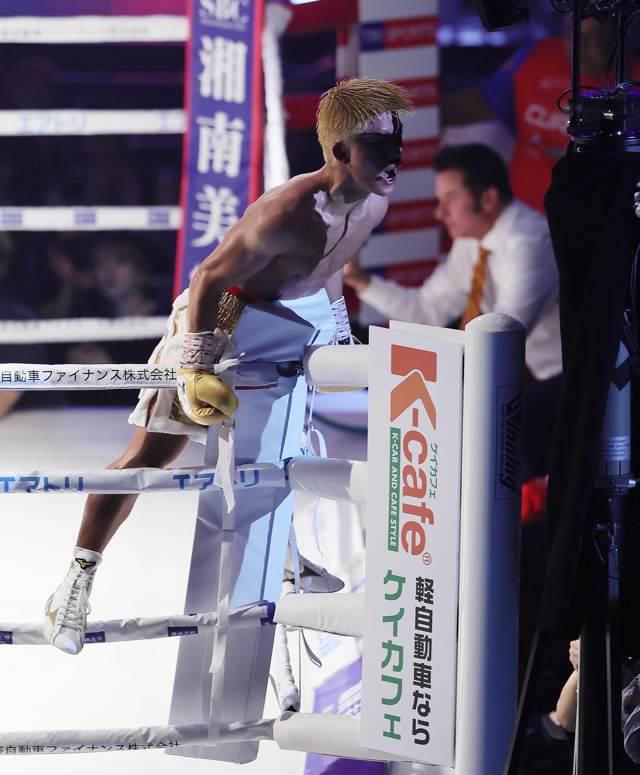 王座を獲得し雄たけびを上げる重岡銀（撮影・足立雅史）